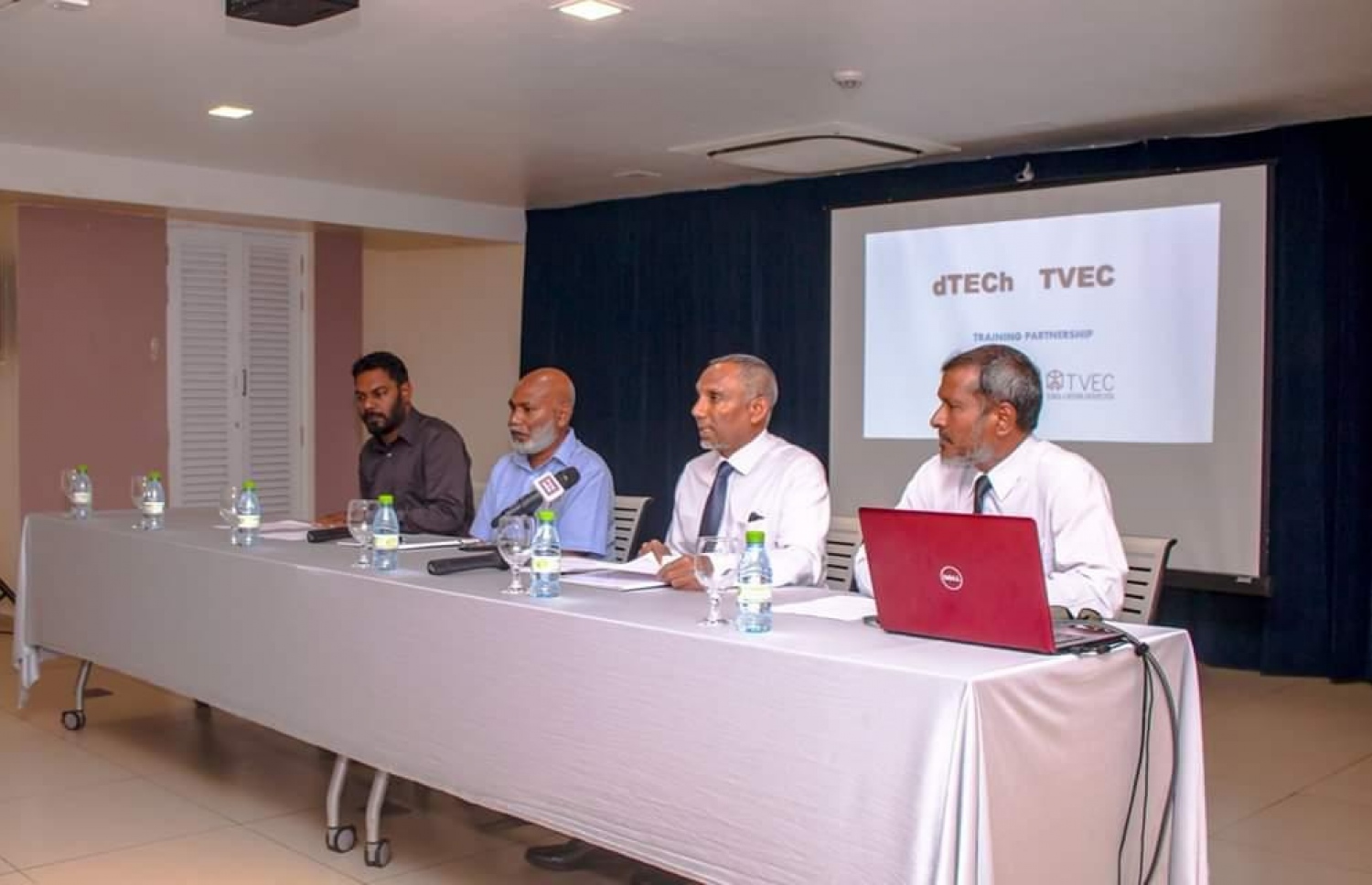 ޓިވެކާއި ޑީޓެކުން އެއްބަސްވުމުގައި ސޮއިކުރަން ބޭއްވި ރަސްމިއްޔާތުގައި، ޑީޓެކްގެ މެނޭޖިން ޑިރެކްޓަރު މަސީހު (ކ-2) ވާހަކަދައްކަވަނީ.-- ފޮޓޯ: ޓިވެކް