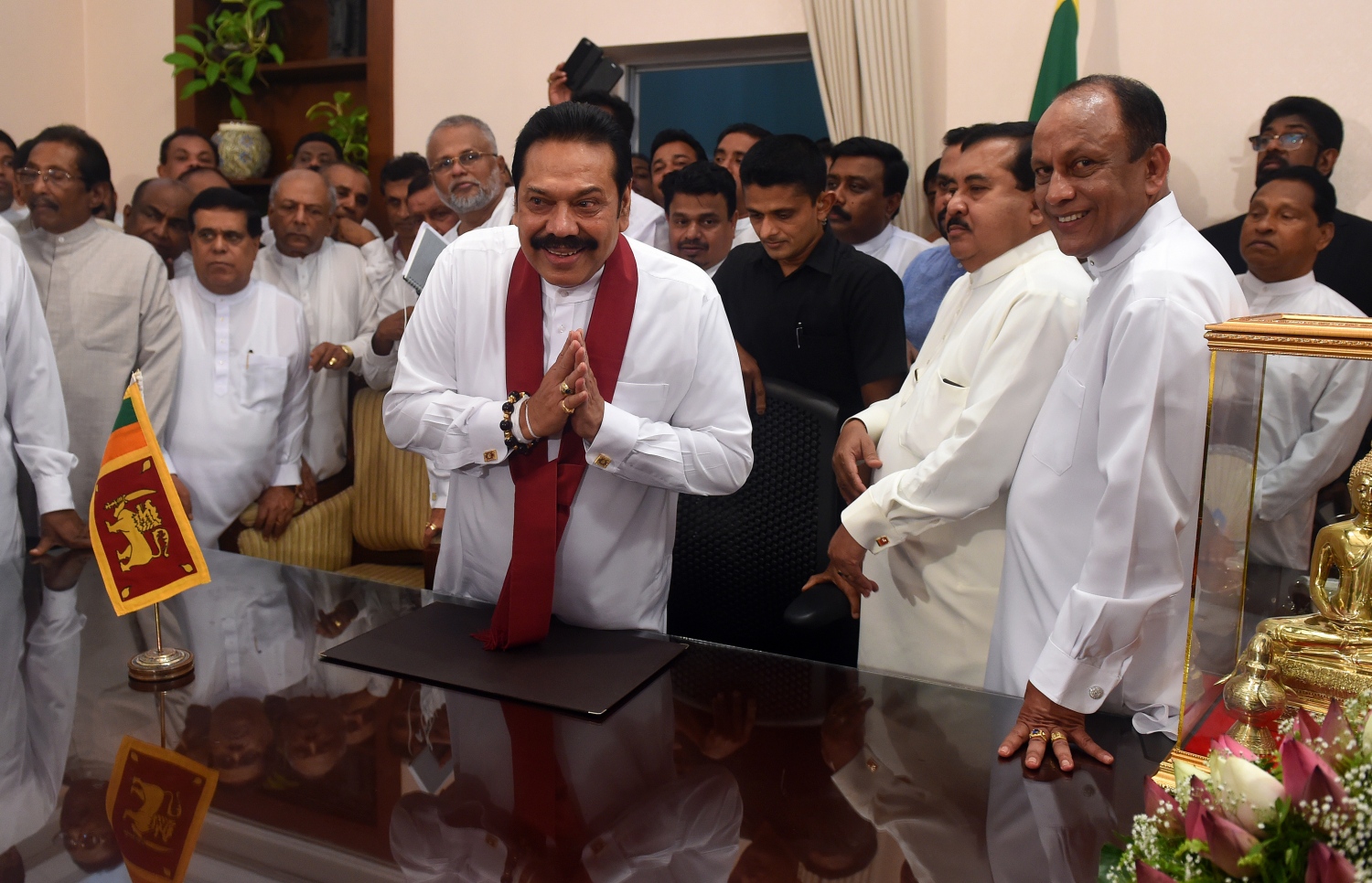 ބޮޑު ވަޒީރުގެ މަސްއޫލިއްޔަތާ ރާޖަޕަކްސާ މިއަދު ހަވާލުވެވަޑައިގަންނަވަނީ. --ފޮޓޯ:އޭއެފްޕީ