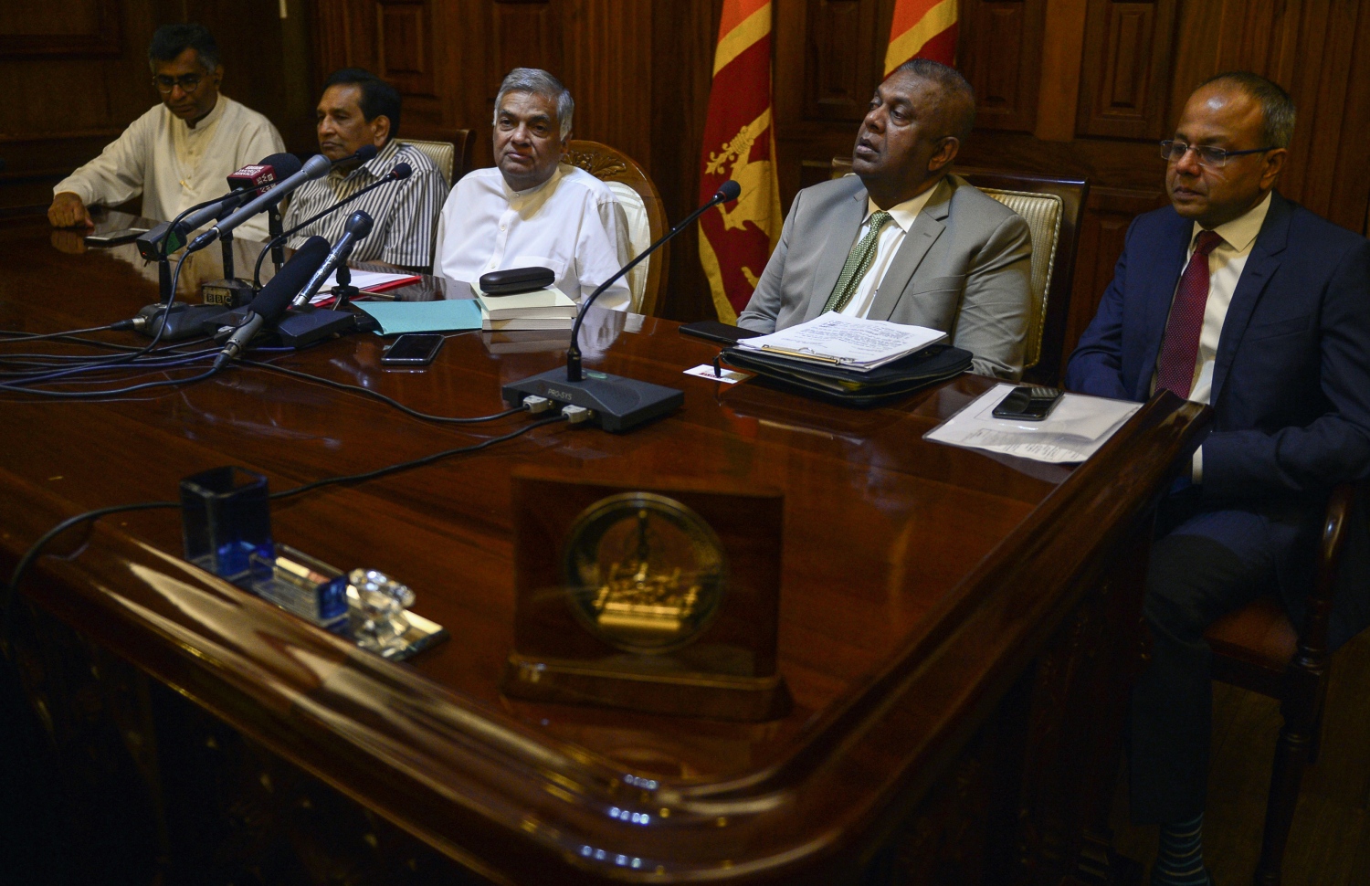 މަގާމުން ދުރުކުރި ބޮޑު ވަޒީރު ރަނިލް ނޫސްވެރިންނާ މިއަދު ވާހަކަ ދައްކަވަނީ. --ފޮޓޯ:އޭއެފްޕީ