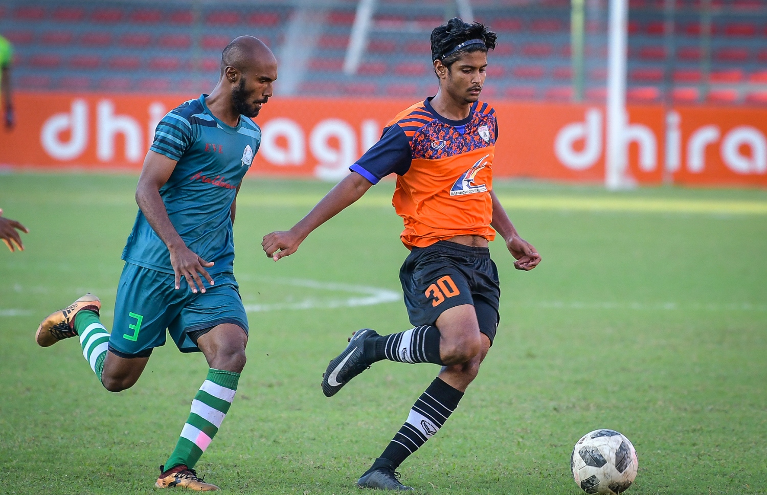 އީގަލްސްގެ ހަންނަ (ކ) ގްރީން ސްޓްރީޓްސްގެ ސާއިފް ކައިރިން ބޯޅަ ހިފައިގެންދަނީ.-- ފޮޓޯ: ނިޝާން އަލީ/ މިހާރު