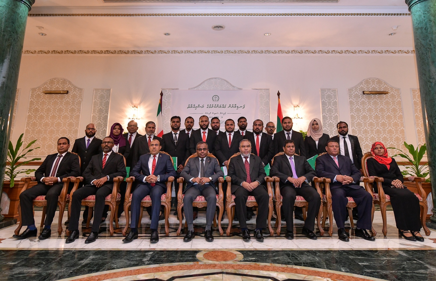 މާލެ: އޮކްޓޯބަރު 29، 2018: ރަށްރަށުގެ މެޖިސްޓްރޭޓް ކޯޓުތަކަށް 15 މެޖިސްޓްރޭޓަކު އައްޔަން ކުރައްވައި އެ ބޭފުޅުން މަގާމުގެ ހުވާ ކުރައްވުމަށް ރޭ ސުޕްރީމް ކޯޓްގައި ބޭއްވި ރަސްމިއްޔާތުގެ ތެރެއިން މެޖިސްޓްރޭޓްކަމުގެ ހުވާކުރެއްވި ބޭޅުންނާއެކު ސުޕްރީމް ކޯޓުގެ ފަނޑިޔާރުން ފޮޓޯއެއް ނަންގަވަނީ--. ފޮޓޯ: ނިޝާން އަލީ/މިހާރު