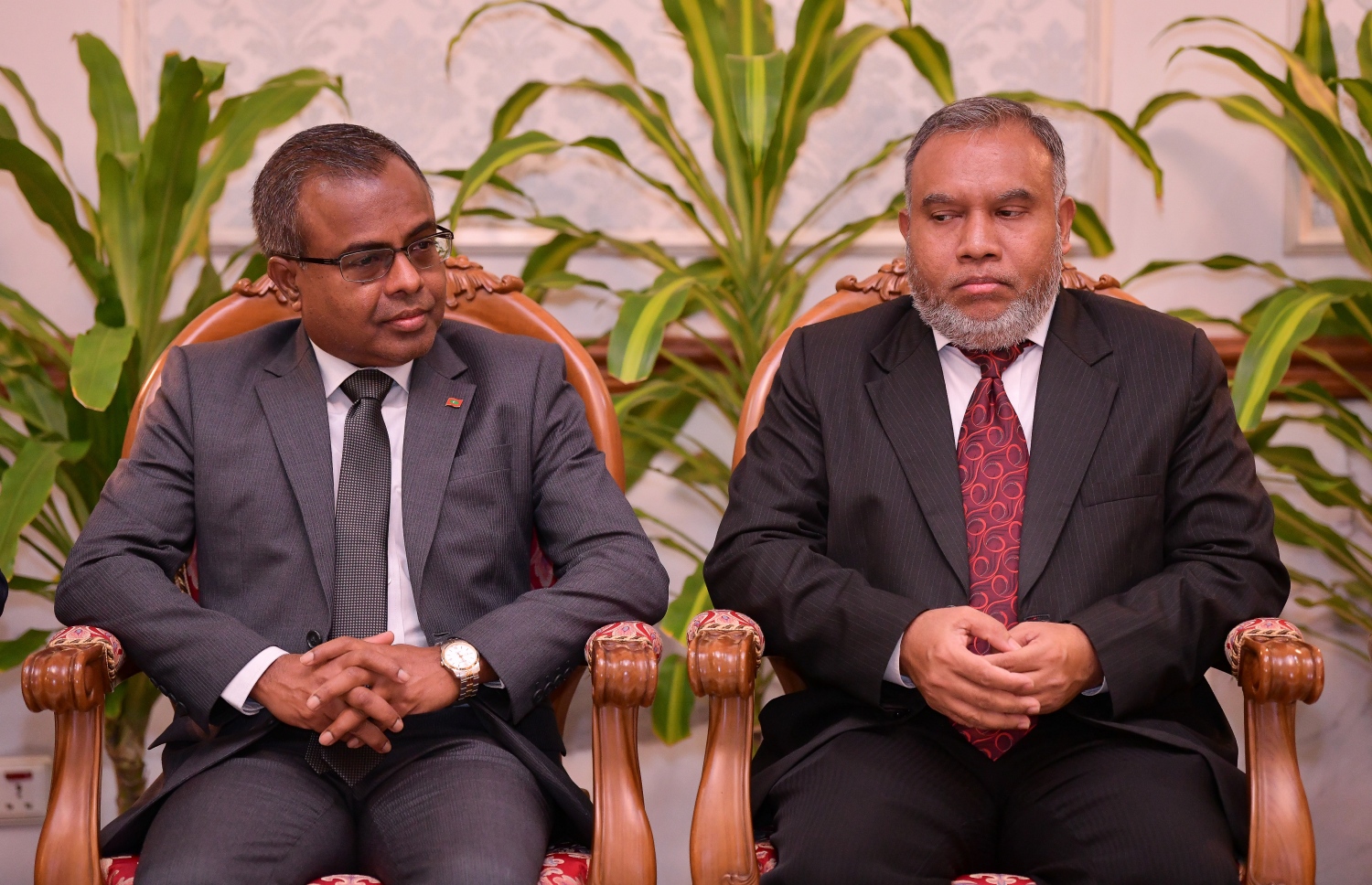 މާލެ: އޮކްޓޯބަރު 29، 2018: ރަށްރަށުގެ މެޖިސްޓްރޭޓް ކޯޓުތަކަށް 15 މެޖިސްޓްރޭޓަކު އައްޔަން ކުރައްވައި އެ ބޭފުޅުން މަގާމުގެ ހުވާ ކުރައްވުމަށް ބޭއްވި ރަސްމިއްޔާތުގައި އުއްތަމަ ފަނޑިޔާރު ޑރ. އަހްމަދު އަބްދުﷲ ދީދި (ކ) އާއި ފަނޑިޔާރު އަބްދުﷲ އަރީފް(ވ) ބައިވެރިވެވަޑައިގަންނަވަނީ --. ފޮޓޯ: ނިޝާން އަލީ/މިހާރު