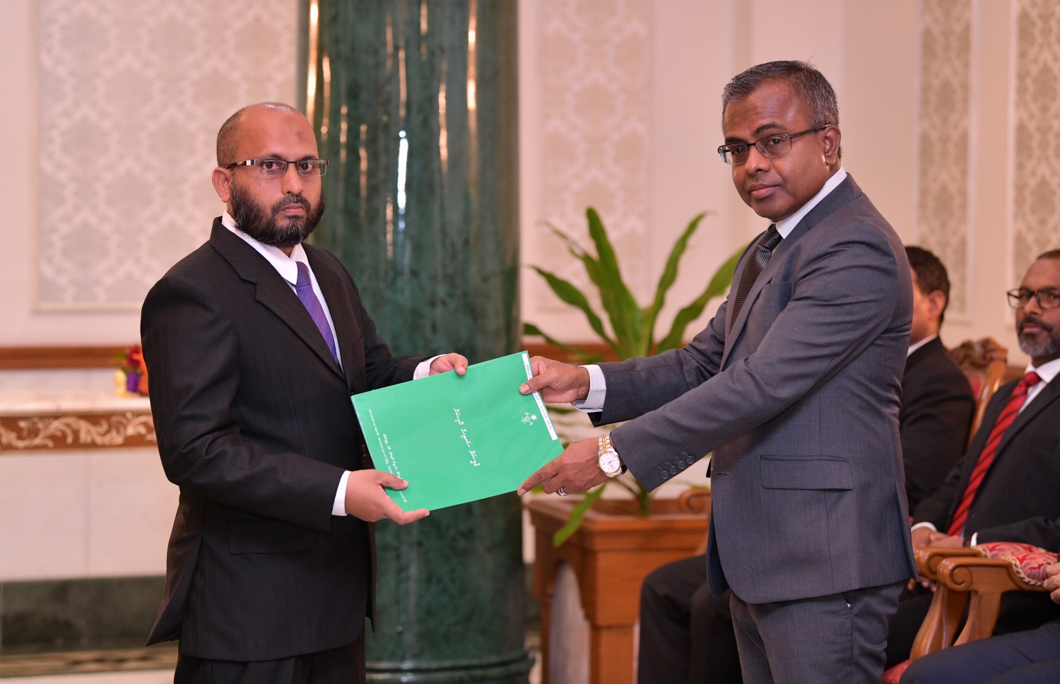 މާލެ: އޮކްޓޯބަރު 29، 2018: ރަށްރަށުގެ މެޖިސްޓްރޭޓް ކޯޓުތަކަށް 15 މެޖިސްޓްރޭޓަކު އައްޔަން ކުރައްވައި އެ ބޭފުޅުން މަގާމުގެ ހުވާ ކުރައްވުމަށް ރޭ ސުޕްރީމް ކޯޓްގައި ބޭއްވި ރަސްމިއްޔާތުގައި މެޖިސްޓްރޭޓް ކަމަށް އައްޔަން ކުރި ބޭފުޅަކަށް އުއްތަމަ ފަނޑިޔާރު ޑރ. އަހުމަދު އަބްދުﷲ ދީދީ ފަތްކޮޅު ހަވާލު ކޮޮށް ދެއްވަނީ --. ފޮޓޯ: ނިޝާން އަލީ/މިހާރު