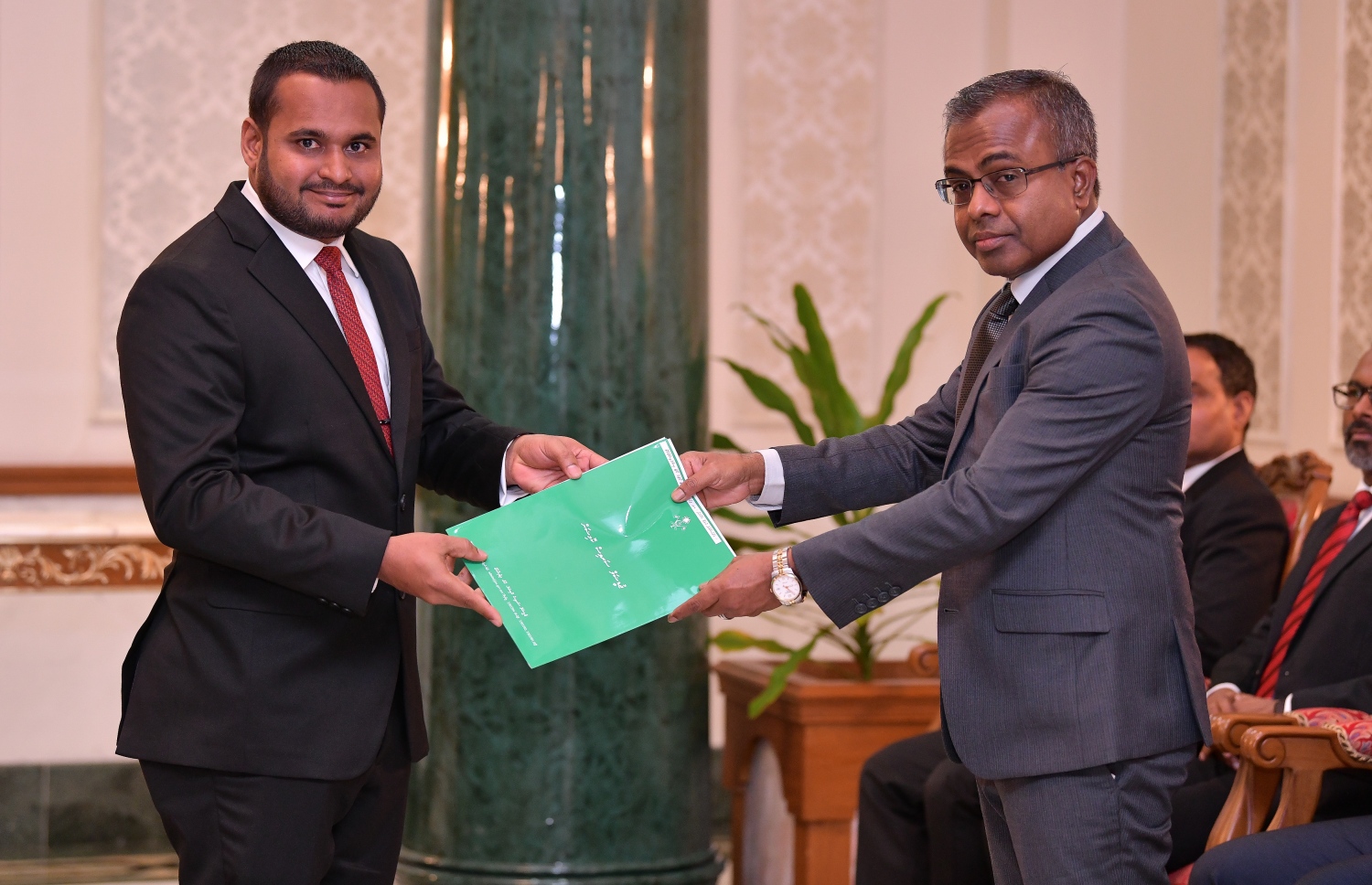 މާލެ: އޮކްޓޯބަރު 29، 2018: ރަށްރަށުގެ މެޖިސްޓްރޭޓް ކޯޓުތަކަށް 15 މެޖިސްޓްރޭޓަކު އައްޔަން ކުރައްވައި އެ ބޭފުޅުން މަގާމުގެ ހުވާ ކުރައްވުމަށް ރޭ ސުޕްރީމް ކޯޓްގައި ބޭއްވި ރަސްމިއްޔާތުގައި މެޖިސްޓްރޭޓް ކަމަށް އައްޔަން ކުރި ބޭފުޅަކަށް އުއްތަމަ ފަނޑިޔާރު ޑރ. އަހުމަދު އަބްދުﷲ ދީދީ ފަތްކޮޅު ހަވާލު ކޮޮށް ދެއްވަނީ --. ފޮޓޯ: ނިޝާން އަލީ/މިހާރު