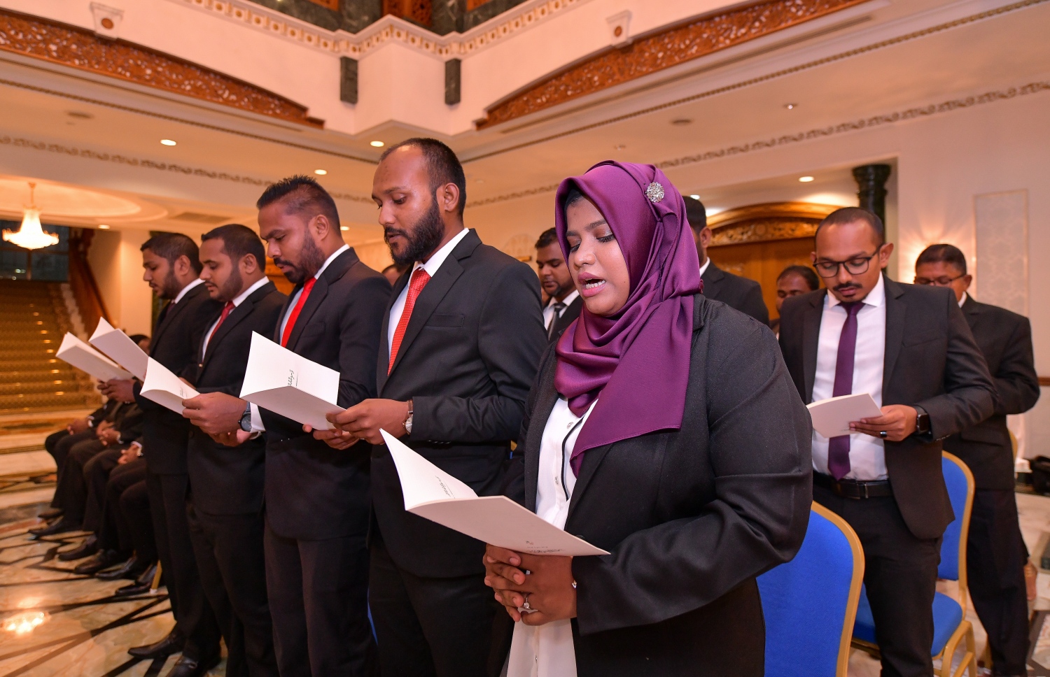 މާލެ: އޮކްޓޯބަރު 29، 2018: ރަށްރަށުގެ މެޖިސްޓްރޭޓް ކޯޓުތަކަށް 15 މެޖިސްޓްރޭޓަކު އައްޔަން ކުރައްވައި އެ ބޭފުޅުން މަގާމުގެ ހުވާ ކުރައްވުމަށް ރޭ ސުޕްރީމް ކޯޓްގައި ބޭއްވި ރަސްމިއްޔާތުގައި މެޖިސްޓްރޭޓް ކަމަށް އައްޔަން ކުރި ބައެއް ބޭފުޅުން ހުވާކުރައްވަނީ--. ފޮޓޯ: ނިޝާން އަލީ/މިހާރު