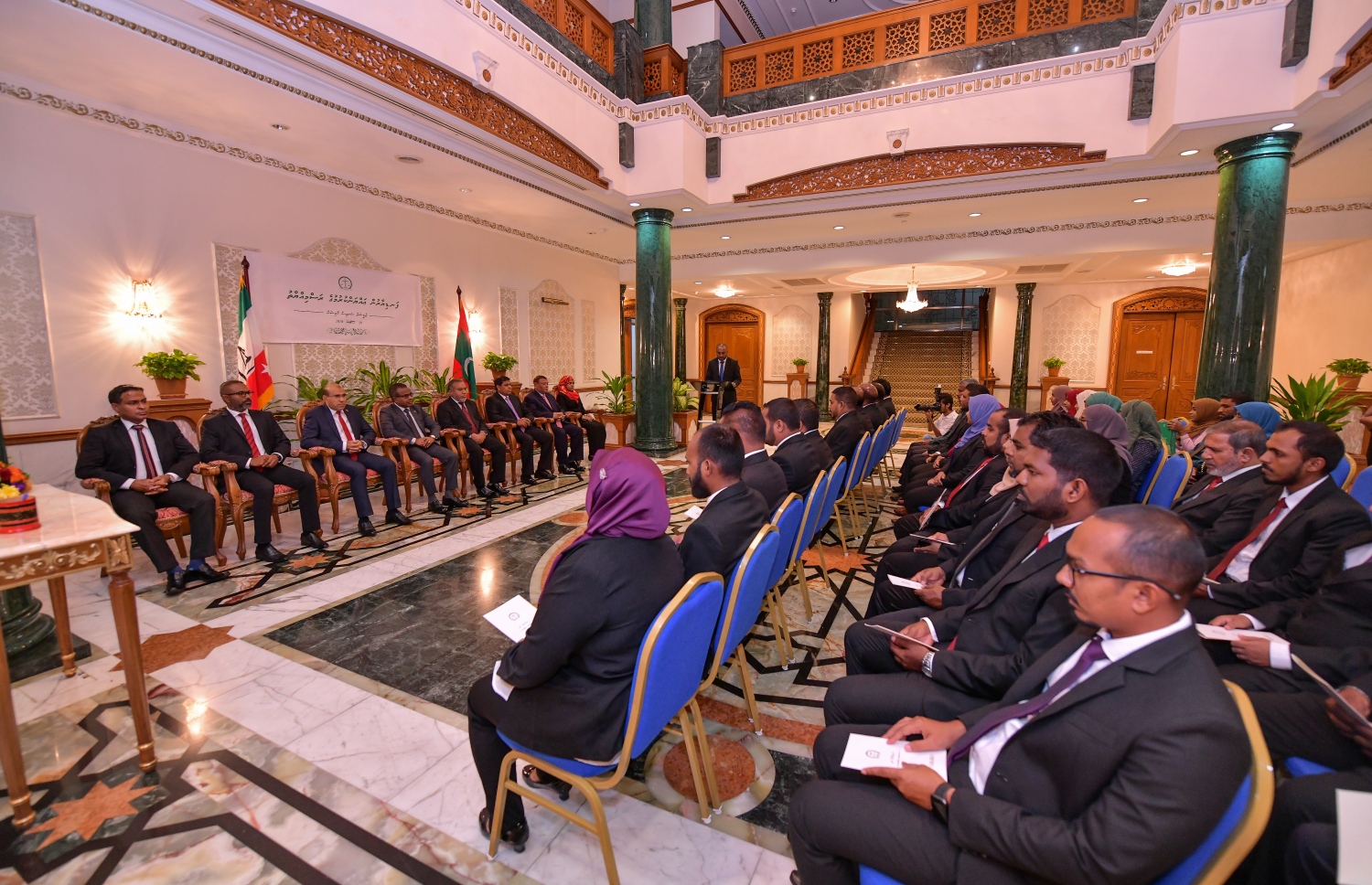 މާލެ: އޮކްޓޯބަރު 29، 2018: ރަށްރަށުގެ މެޖިސްޓްރޭޓް ކޯޓުތަކަށް 15 މެޖިސްޓްރޭޓަކު އައްޔަން ކުރައްވައި އެ ބޭފުޅުން މަގާމުގެ ހުވާ ކުރައްވުމަށް ރޭ ސުޕްރީމް ކޯޓްގައި ބޭއްވި ރަސްމިއްޔާތުގެ ތެރެއިން--. ފޮޓޯ: ނިޝާން އަލީ/މިހާރު