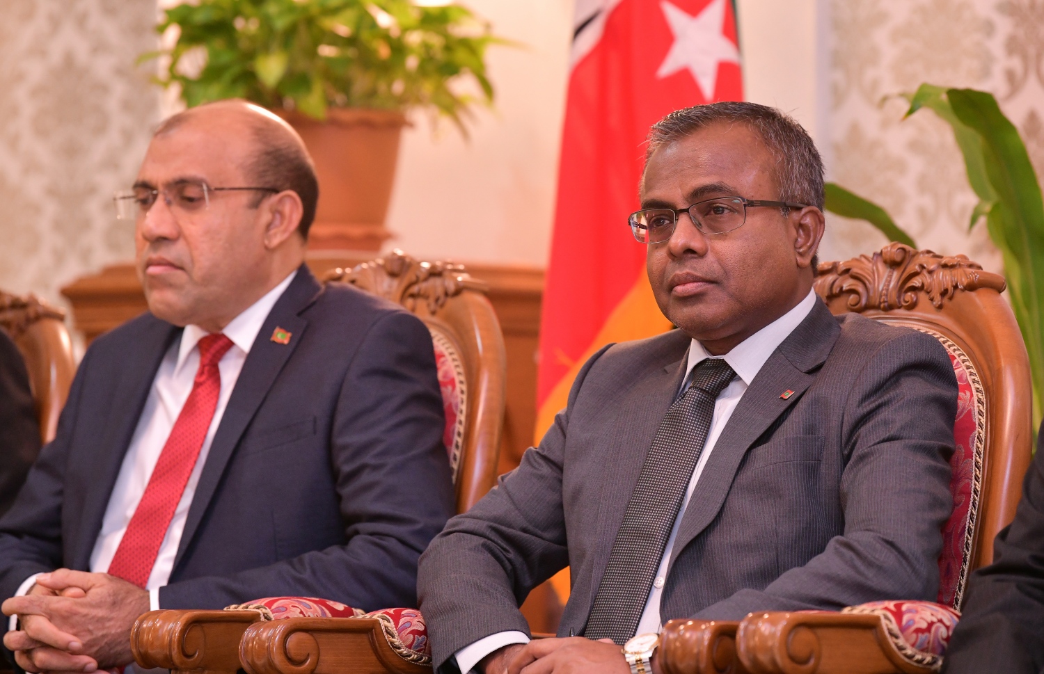 މާލެ: އޮކްޓޯބަރު 29، 2018: ރަށްރަށުގެ މެޖިސްޓްރޭޓް ކޯޓުތަކަށް 15 މެޖިސްޓްރޭޓަކު އައްޔަން ކުރައްވައި އެ ބޭފުޅުން މަގާމުގެ ހުވާ ކުރައްވުމަށް ބޭއްވި ރަސްމިއްޔާތުގައި އުއްތަމަ ފަނޑިޔާރު ޑރ. އަހުމަދު އަބްދުﷲ ދީދި (ކ) އާއި ފަނޑިޔާރު އާދަމް މުހައްމަދު އަބްދުﷲ ބައިވެރިވެވަޑައިގަންނަވަނީ --. ފޮޓޯ: ނިޝާން އަލީ/މިހާރު