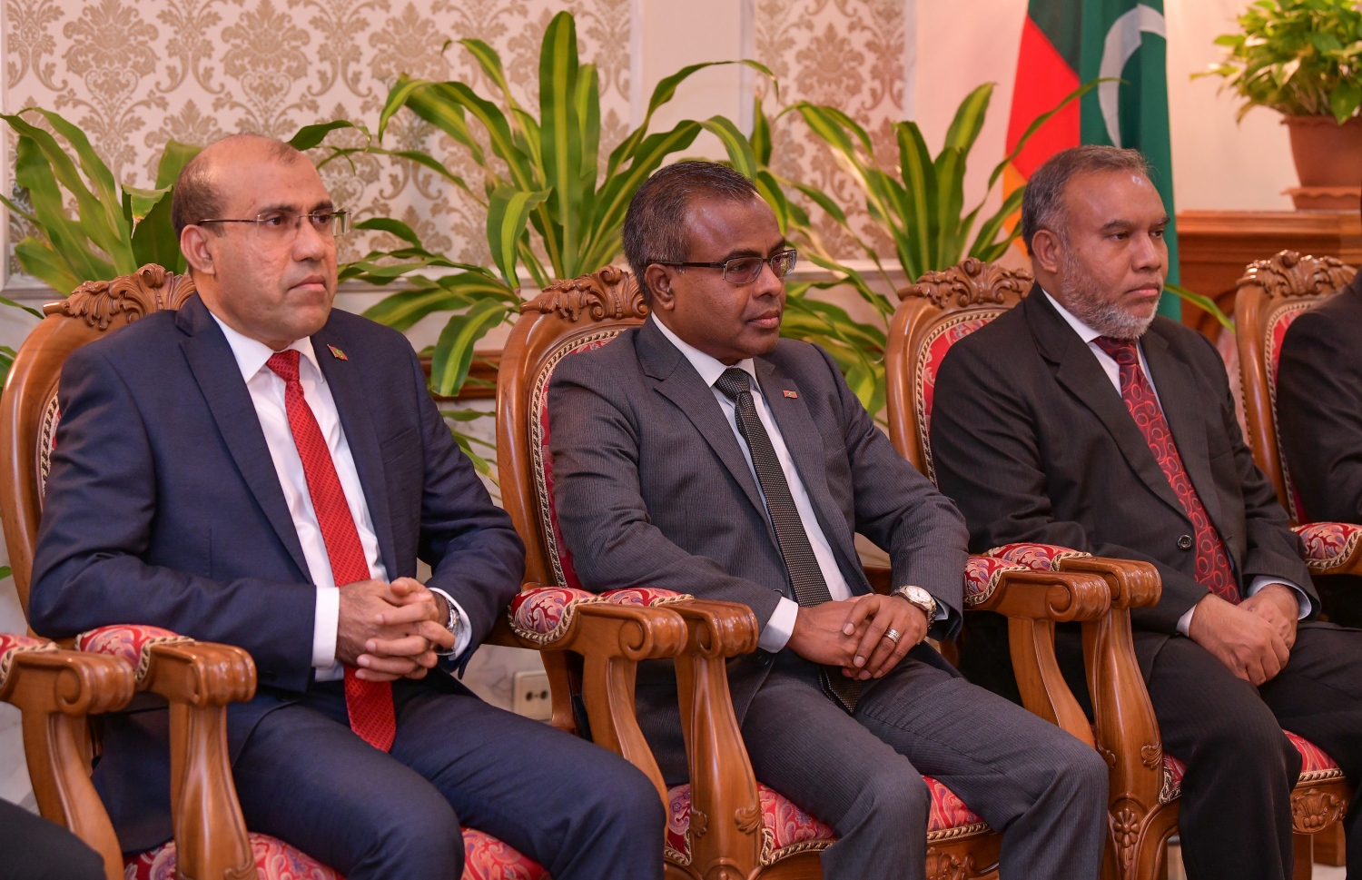 މާލެ: އޮކްޓޯބަރު 29، 2018: ރަށްރަށުގެ މެޖިސްޓްރޭޓް ކޯޓުތަކަށް 15 މެޖިސްޓްރޭޓަކު އައްޔަން ކުރައްވައި އެ ބޭފުޅުން މަގާމުގެ ހުވާ ކުރައްވުމަށް ބޭއްވި ރަސްމިއްޔާތުގައި އުއްތަމަ ފަނޑިޔާރު ޑރ. އަހްމަދު އަބްދުﷲ ދީދި (މ) އާއި ފަނޑިޔާރު އާދަމް މުހައްމަދު އަބްދުﷲ (ވ) އަދި ފަނޑިޔާރު އަބްދުﷲ އަރީފް(ކ) ބައިވެރިވެވަޑައިގަންނަވަނީ --. ފޮޓޯ: ނިޝާން އަލީ/މިހާރު