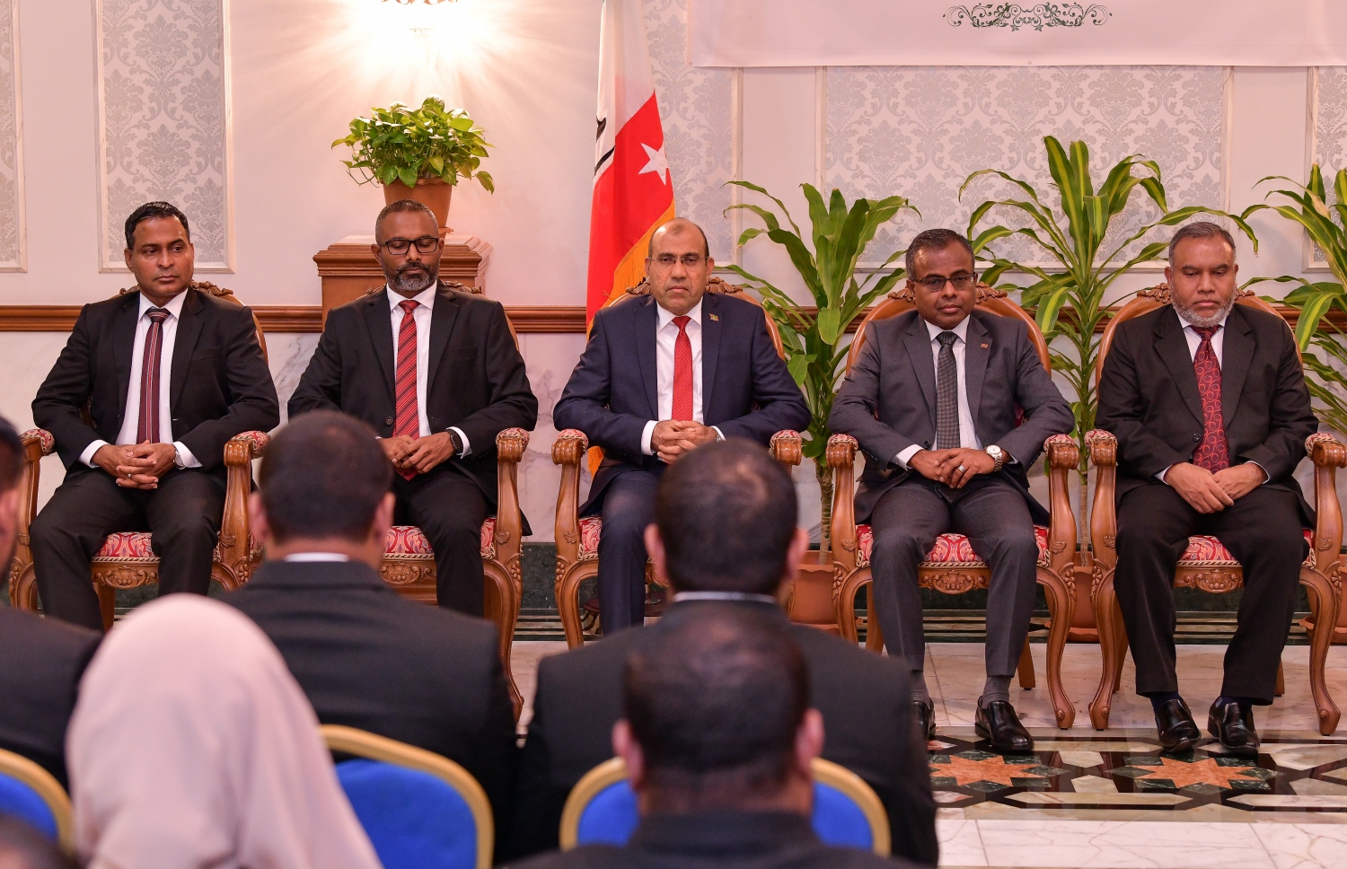 މާލެ: އޮކްޓޯބަރު 29، 2018: ރަށްރަށުގެ މެޖިސްޓްރޭޓް ކޯޓުތަކަށް 15 މެޖިސްޓްރޭޓަކު އައްޔަން ކުރައްވައި އެ ބޭފުޅުން މަގާމުގެ ހުވާ ކުރައްވުމަށް ބޭއްވި ރަސްމިއްޔާތުގައި ސުޕްރީމް ކޯޓުގެ ފަސް ފަނޑިޔާރުން ބައިވެރިވެވަޑައިގަންނަވަނީ--. ފޮޓޯ: ނިޝާން އަލީ/މިހާރު