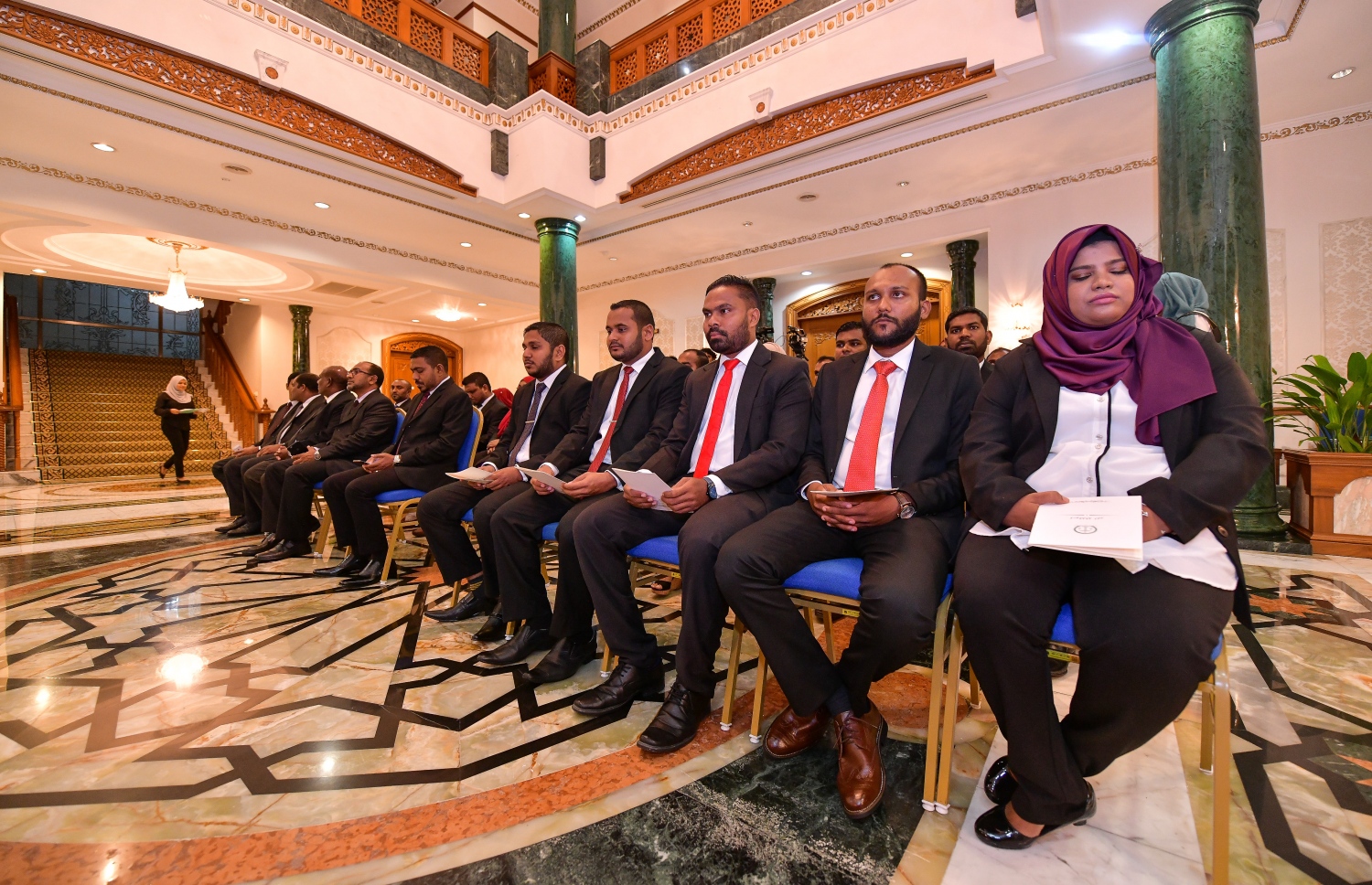 މާލެ: އޮކްޓޯބަރު 29، 2018: ރަށްރަށުގެ މެޖިސްޓްރޭޓް ކޯޓުތަކަށް 15 މެޖިސްޓްރޭޓަކު އައްޔަން ކުރައްވައި އެ ބޭފުޅުން މަގާމުގެ ހުވާ ކުރައްވުމަށް ރޭ ސުޕްރީމް ކޯޓްގައި ބޭއްވި ރަސްމިއްޔާތުގައި ބައިވެރިވި ބައެއް މެޖިސްޓްރޭޓުން --. ފޮޓޯ: ނިޝާން އަލީ/މިހާރު