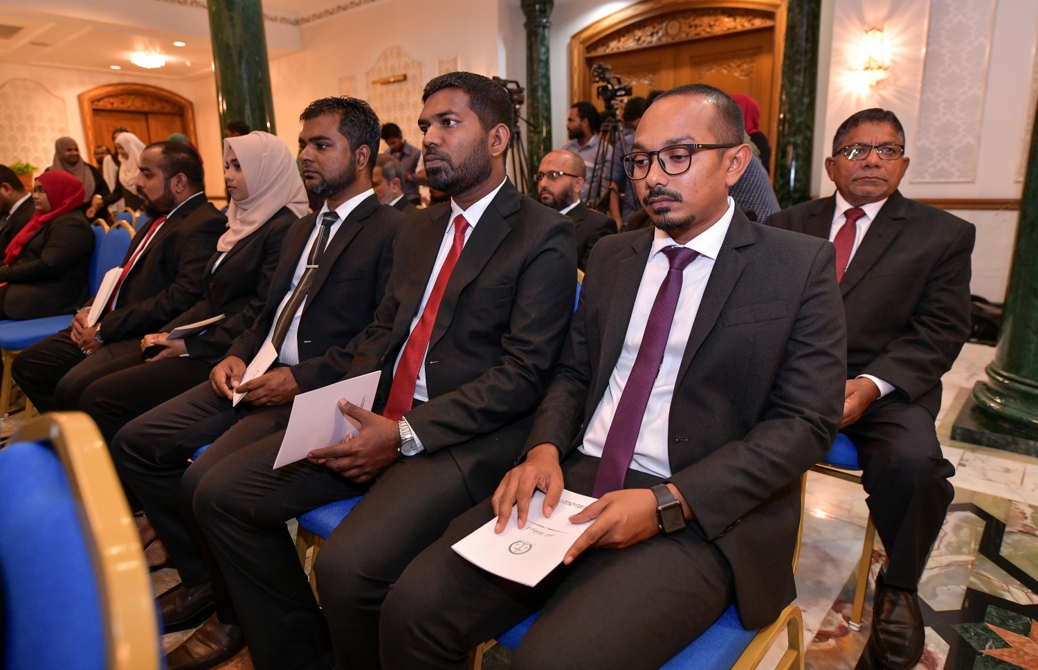 މާލެ: އޮކްޓޯބަރު 29، 2018: ރަށްރަށުގެ މެޖިސްޓްރޭޓް ކޯޓުތަކަށް 15 މެޖިސްޓްރޭޓަކު އައްޔަން ކުރައްވައި އެ ބޭފުޅުން މަގާމުގެ ހުވާ ކުރައްވުމަށް ރޭ ސުޕްރީމް ކޯޓްގައި ބޭއްވި ރަސްމިއްޔާތުގައި ބައިވެރިވި ބައެއް މެޖިސްޓްރޭޓުން --. ފޮޓޯ: ނިޝާން އަލީ/މިހާރު