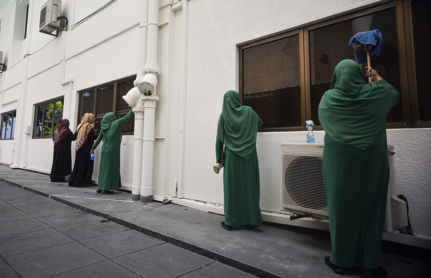 އިސްލާމީ މަރުކަޒު ބެލެހެއްޓުމުގެ މަސައްކަތްކުރާ އަންހެން ބައެއް މުވަށްޒަފުން މީހުން މަރުކަޒުގެ ބިށްލޫރި ބައެށް ދޮރުތަށް ސާފުކުރުމުގެ މަސައްކަތް ކުރަނީ---ފޮޓޯ:އަހުމަދު ނިޝާތު/މިހާރު