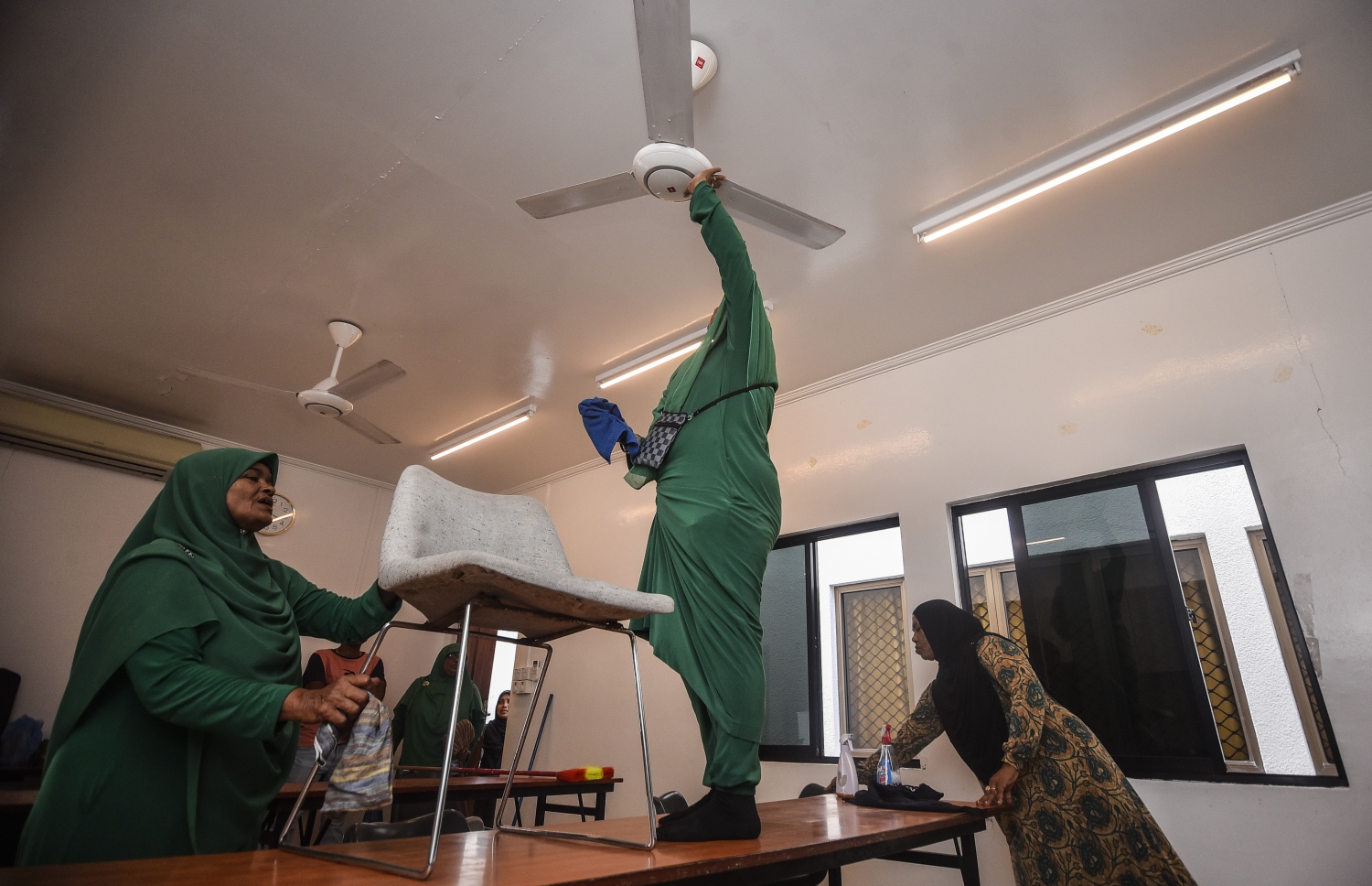 އިސްލާމީ މަރުކަޒު ބެލެހެއްޓުމުގެ މަސައްކަތްކުރާ އަންހެން ބައެއް މުވަށްޒަފުން މީހުން މަރުކަޒުގެ ފަންކާތަށް ފޮހެނީ ސާފުކުރުމުގެ މަސައްކަތް ކުރަނީ---ފޮޓޯ:އަހުމަދު ނިޝާތު/މިހާރު