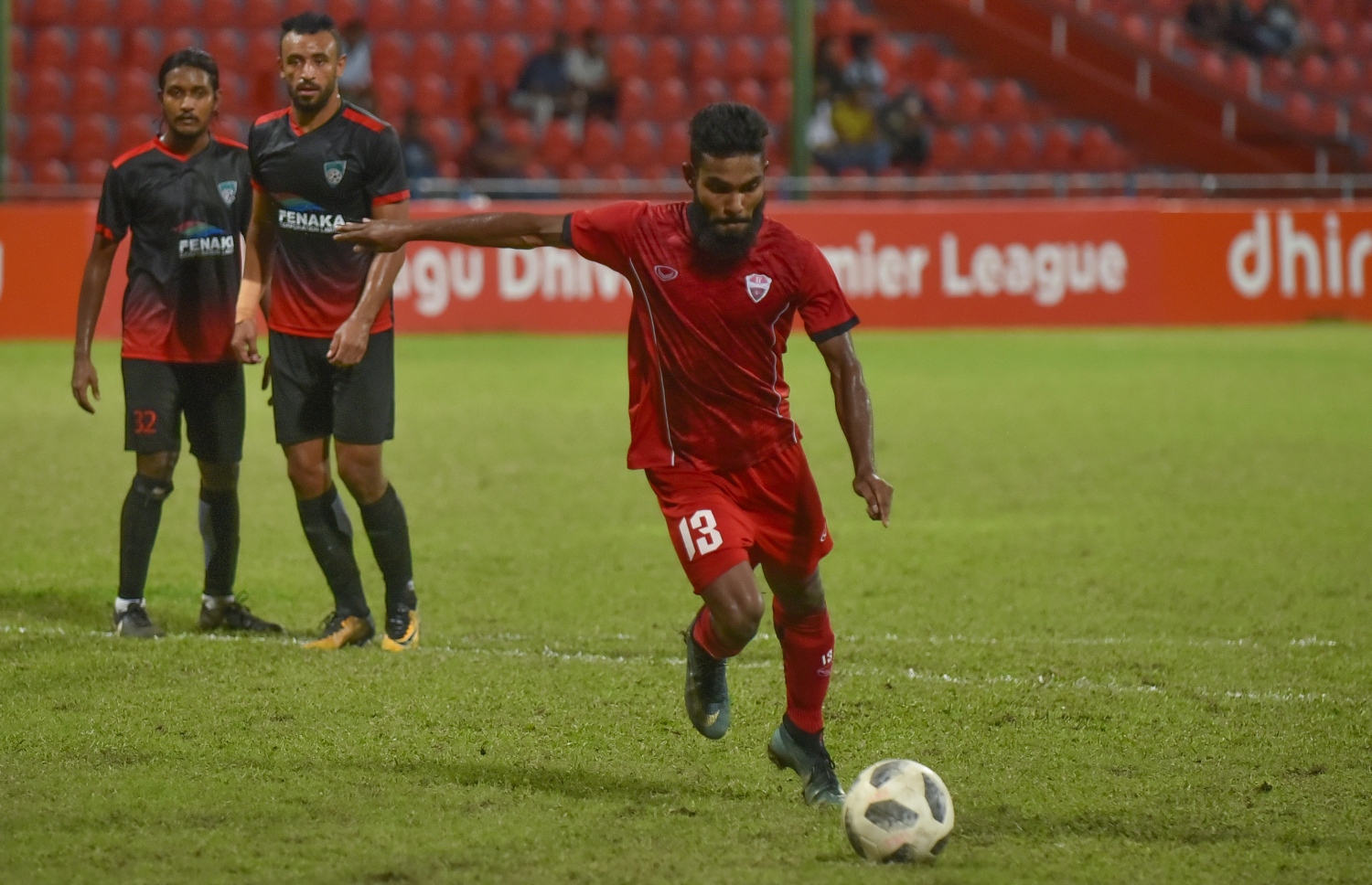 ޓީސީގެ ސާމިރު ގޯލަށް ބޯޅަ ފޮނުވާލަނީ.-- ފޮޓޯ: ހުސެއިން ނިޝާތު/ މިހާރު