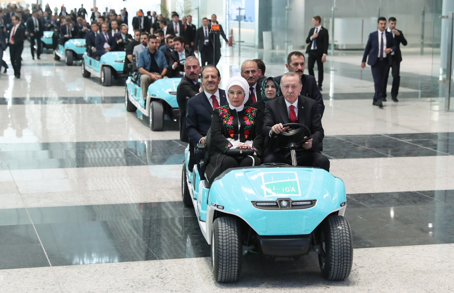 އިސްތަންބޫލް އެއާޕޯޓުގައި ރައީސް އުރުދުޣާން ވެހިކަލެއް ދުއްވަނީ. --ފޮޓޯ:އޭއެފްޕީ