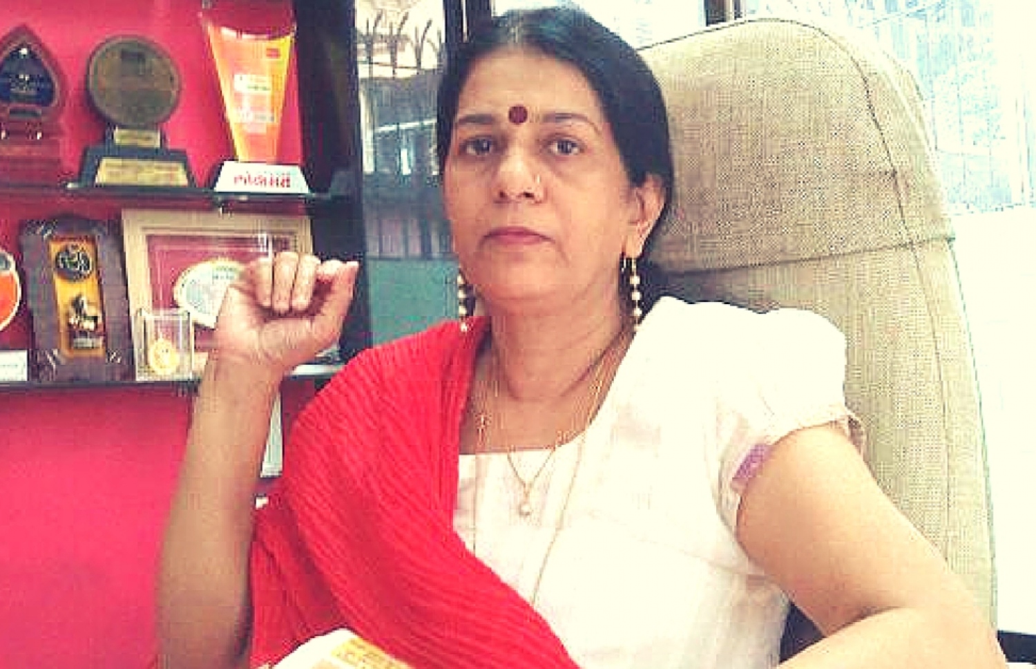 ރަޖާނީ އޭނާ އަށް ލިބުނު ބައެއް އެވޯޑްތަކާ އެކު.