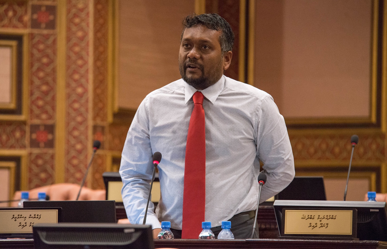 ގަމު ދާއިރާގެ މެމްބަރު ފައްޔާޒް ވާހަކަ ދައްކަވަނީ. --- ފޮޓޯ: މަޖިލިސް