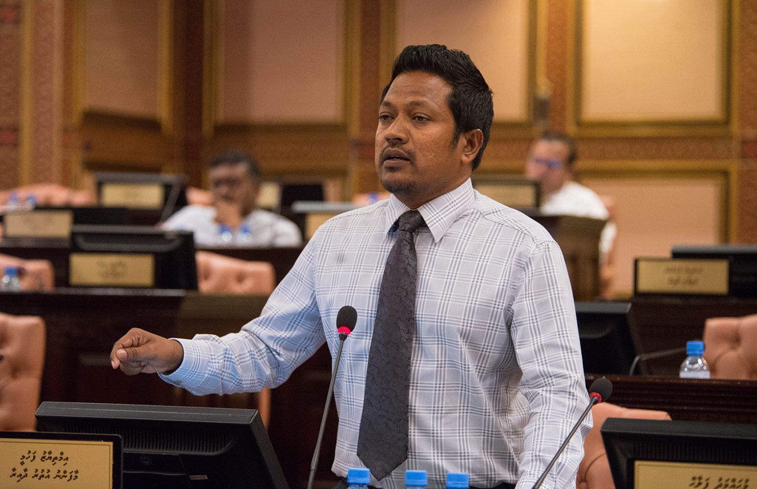 މާފަންނު އުތުރު ދާއިރާގެ މެމްބަރު އިމްތިޔާޒް ވާހަކަ ދައްކަވަނީ. --- ފޮޓޯ: މަޖިލިސް