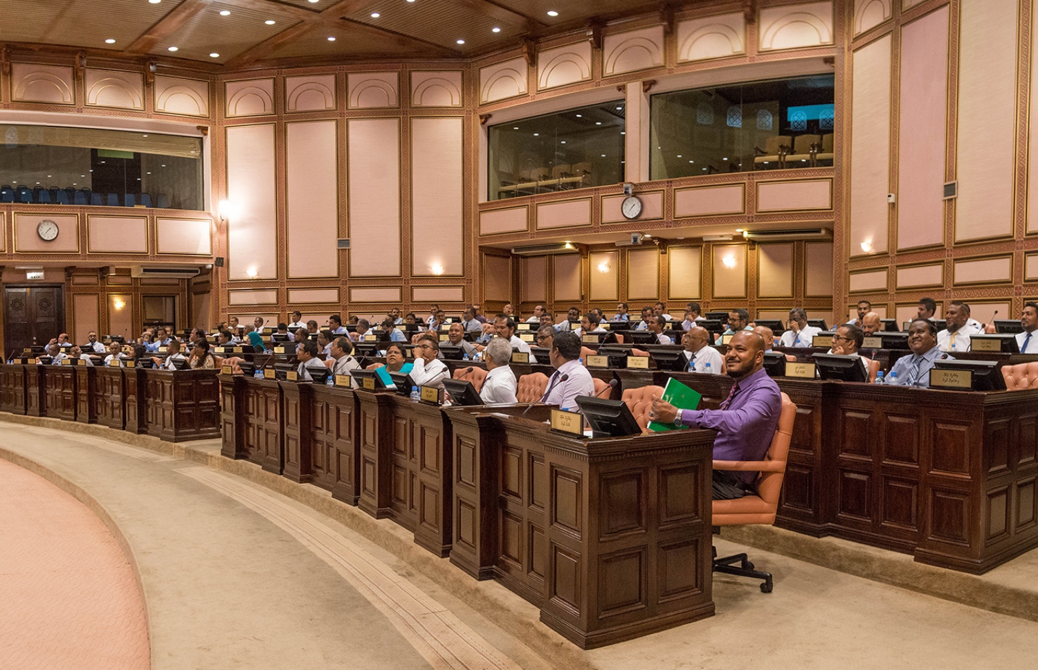 މަޖިލީހުގެ ޖަލްސާއެއްގައި ޕީޕީއެމާއި އިދިކޮޅު މެމްބަރުން. --- ފޮޓޯ: މަޖިލިސް