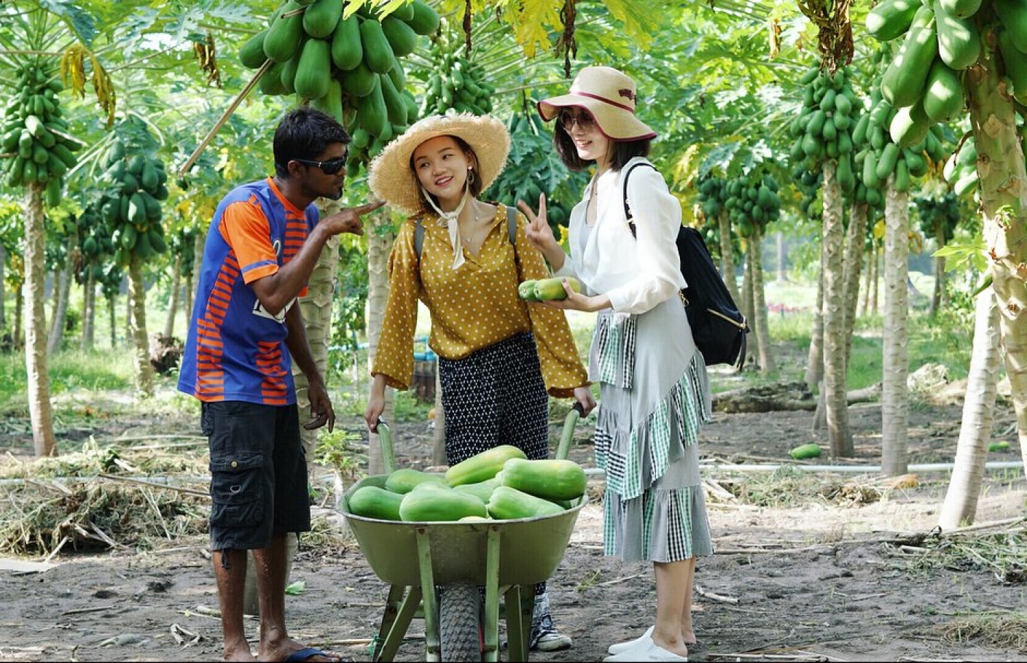 ތޮއްޑޫ ދަނޑުވެރިޔަކު ޓޫރިސްޓުންގެ ބަޔަކާ ވާހަކަ ދައްކަނީ -- ފޮޓޯ: ޓްވިޓާ