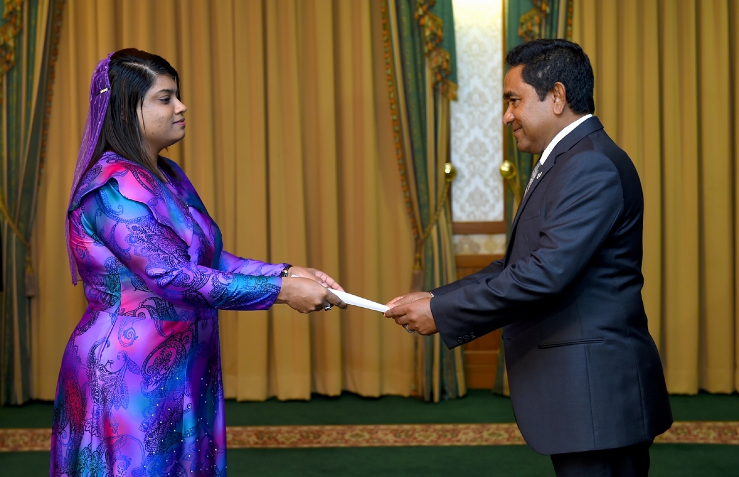 ޕްރޮސެކިއުޓާ ޖެނެރަލްގެ މަގާމަށް އާއިޝަތު ބިޝާމް އައްޔަން ކުރެއްވުމަށް ފަހު، ރައީސް ޔާމީން އެ ކަމަނާ އަށް މަގާމުގެ ފަތްކޮޅު އަރުވަނީ. ފޮޓޯ ރައީސް އޮފީސް