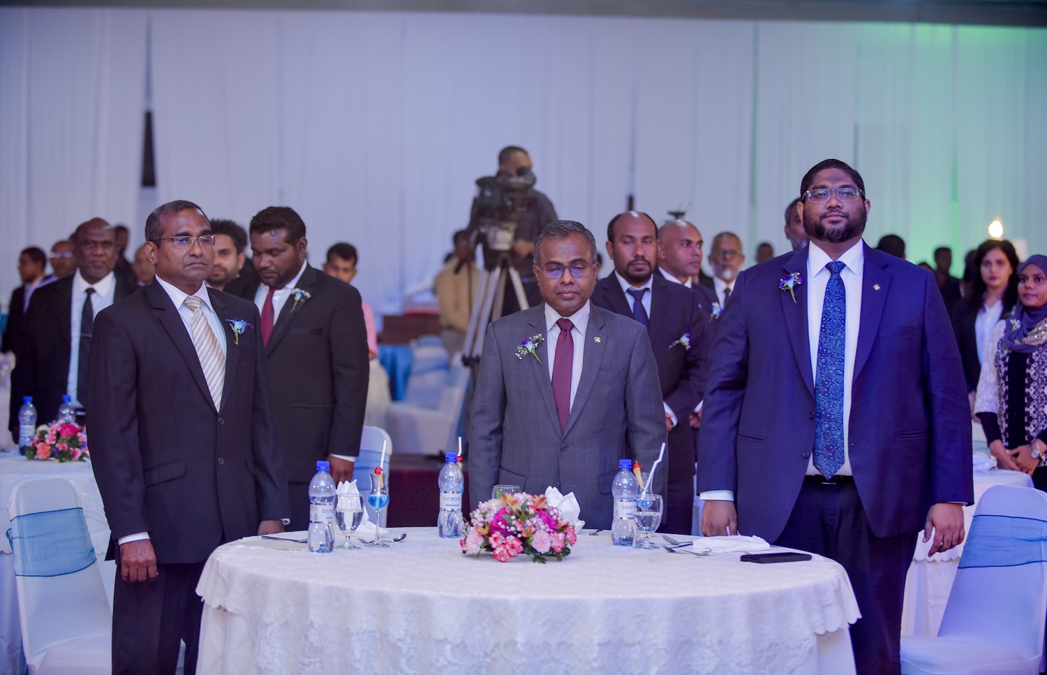 މިރޭގެ ހަފްލާގައި އުއްތަމަ ފަނޑިޔާރާއި ކުރީގެ އުއްތަމަ ފަނޑިޔާރު ފާއިޒް ބައިވެރިވެ ވަޑައިގަންނަވަނީ.---ފޮޓޯ: އަހުމަދު ނިޝާތު/މިހާރު