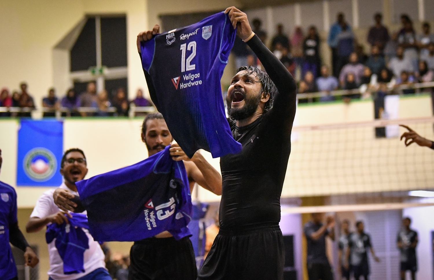 ފައިނަލް މެޗުން މޮޅުވުމަށް ފަހު ހުޒާންޓެ އެ ޓީމުގެ ސަޕޯޓަރުންނަށް ޖޯޒީ ދައްކާލަނީ. -- ފޮޓޯ: ނިޝާން އަލީ/ މިހާރު