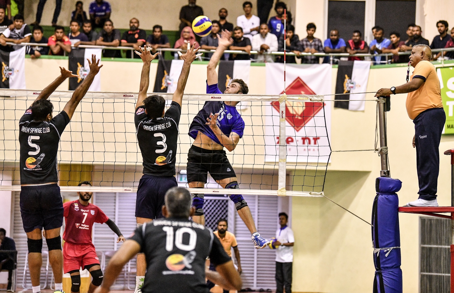 މިރޭގެ ފައިނަލުގެ ތެރެއިން ޕޮލިހުގެ މުރާދު ބޯޅައެއް ފޮނުވާލަނީ. -- ފޮޓޯ: ނިޝާން އަލީ/ މިހާރު