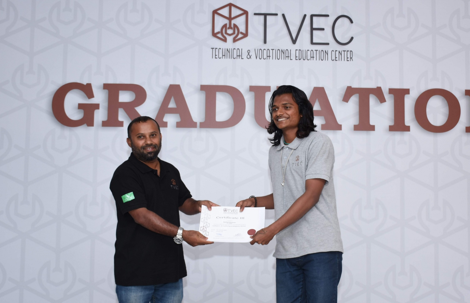 ޓިވެކްގެ ފުރަތަމަ ބެޗު ނިންމި ދަރިވަރަކަށް (ކ) ސެޓްފިކެޓް ދެއްވަނީ.---ފޮޓޯ: ޓިވެކް