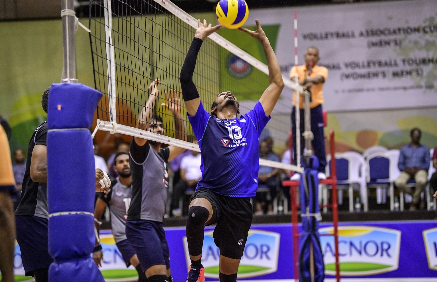 މާލެ: އޮކްޓޯބަރު 31، 2018: ގައުމީ ވޮލީބޯޅަ މުބާރާތުގެ ފައިނަލުގައި ޕޮލިސް ކުލަބާއި ސިފައިންގެ ކުލަބު ބައްދަލުކުރި މެޗުގެ ތެރެއިން. -- ފޮޓޯ: ނިޝާން އަލީ/ މިހާރު