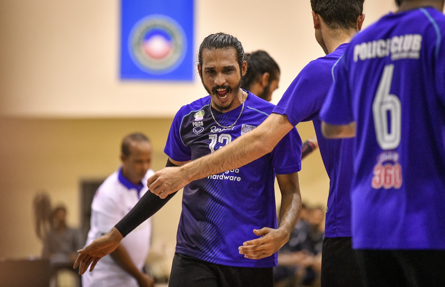 މާލެ: އޮކްޓޯބަރު 31، 2018: ގައުމީ ވޮލީބޯޅަ މުބާރާތުގެ ފައިނަލުގައި ޕޮލިސް ކުލަބާއި ސިފައިންގެ ކުލަބު ބައްދަލުކުރި މެޗުގެ ތެރެއިން. -- ފޮޓޯ: ނިޝާން އަލީ/ މިހާރު