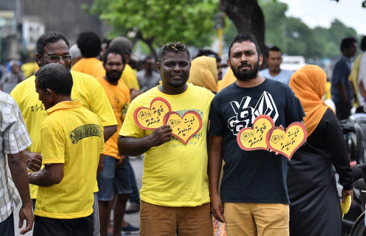 އެމްޑީޕީއަށް ތާއީދު ކުރާ ބަޔަކު، ކުރީގެ ރައީސް ނަޝީދަށް ތާއީދުކޮށް ލިޔުންތަކެއް ހިފައިގެން. -- ފޮޓޯ: ނިޝާން އަލީ/މިހާރު