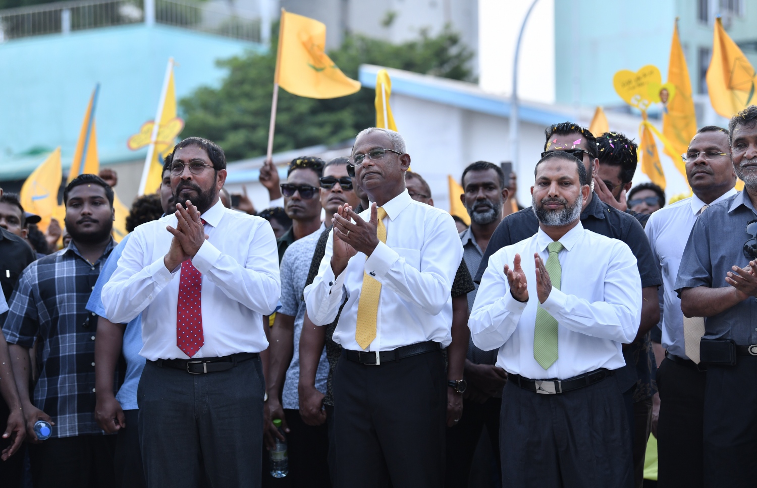 ރައީސް އިބްރާހިމް މުހައްމަދު ސޯލިހް އަދި ޖުމްހޫރީ ޕާޓީގެ ލީޑަރު ގާސިމް އިބްރާހިމް އަދި އަދާލަތު ޕާޓީގެ ލީޑަރު އަދި ހޯމް މިނިސްޓަރު ޝައިހް އިމްރާން އަތްތިލަބަޑި ޖައްސަވަަނީ. -- ފޮޓޯ: ނިޝާން އަލީ/މިހާރު