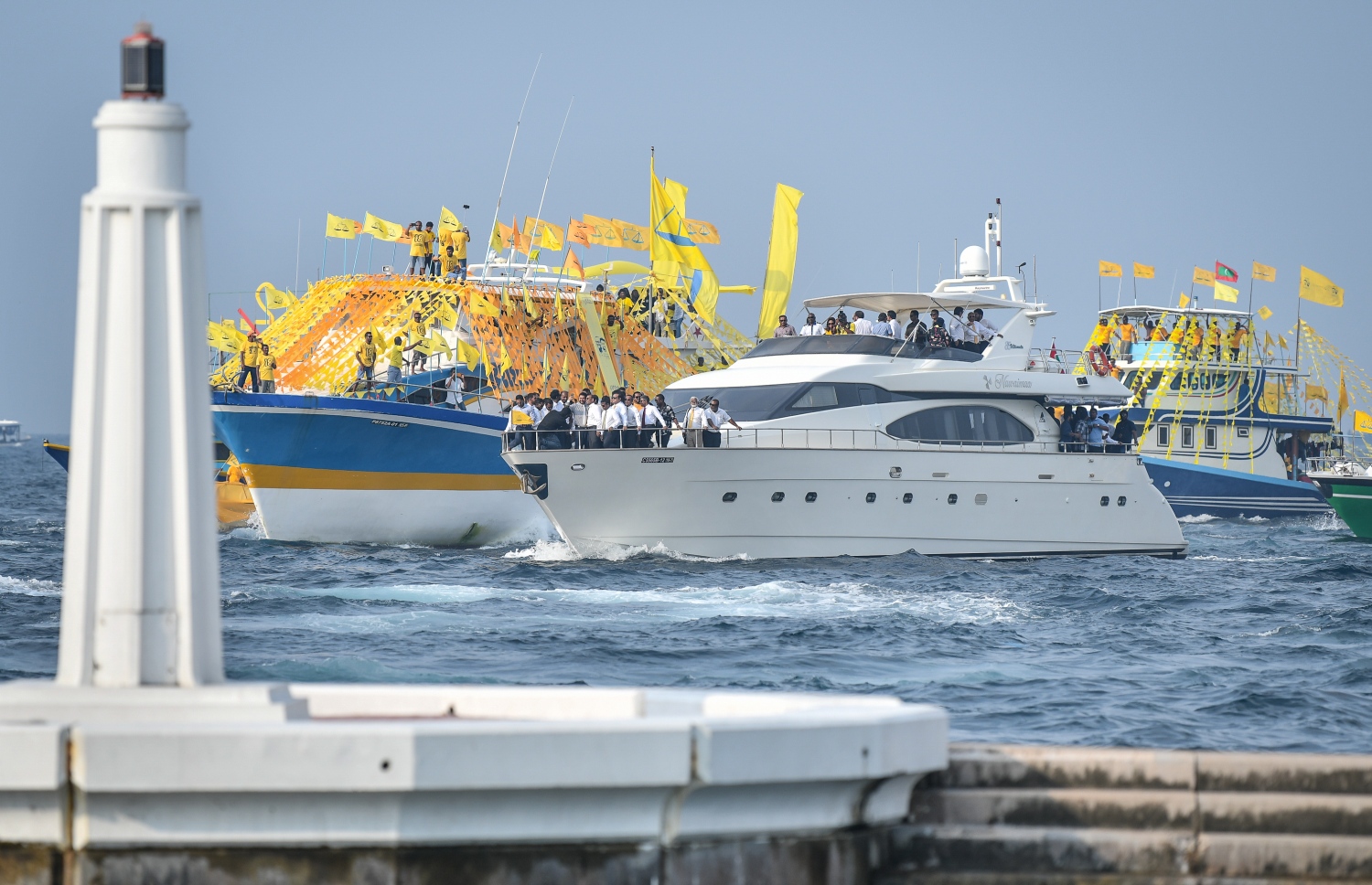 ކުރީގެ ރައީސް މުހައްމަދު ނަޝީދު ތިން އަހަރެއްހާ ދުވަހު ބޭރުގައި އުޅުއްވުމަށް ފަހު ރާއްޖެ ވަޑައިގެން ހުޅުލެ އިން މާލެ އަށް ވަޑައިގަންނަވަނީ. --. ފޮޓޯ: ނިޝާން އަލީ