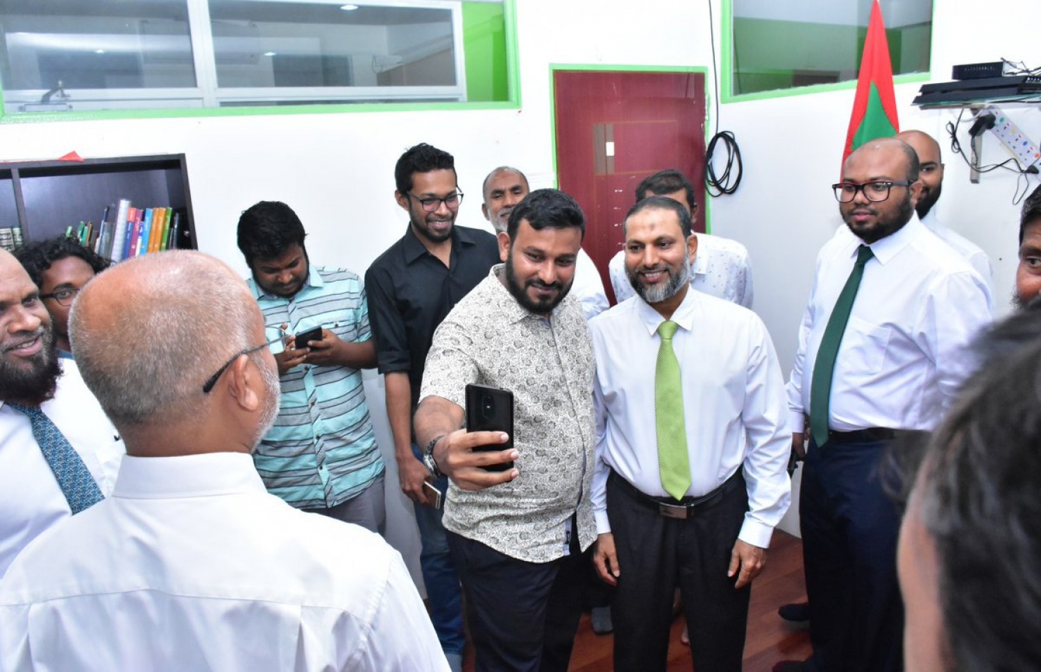 އަދާލަތު ޕާޓީގެ ރައީސް އިމްރާން އަބްދުﷲ މިނިވަންވުމާއެކު އަދާލަތު ޕާޓީގެ އޮފީހަށް ވަޑައިގަތުމުން އޭނާއާ އެކު އެ ޕާޓީގެ މެމްބަރުން ފޮޓޯ ނަގަނީ. -- ފޮޓޯ: އަދާލަތު ޕާޓީ