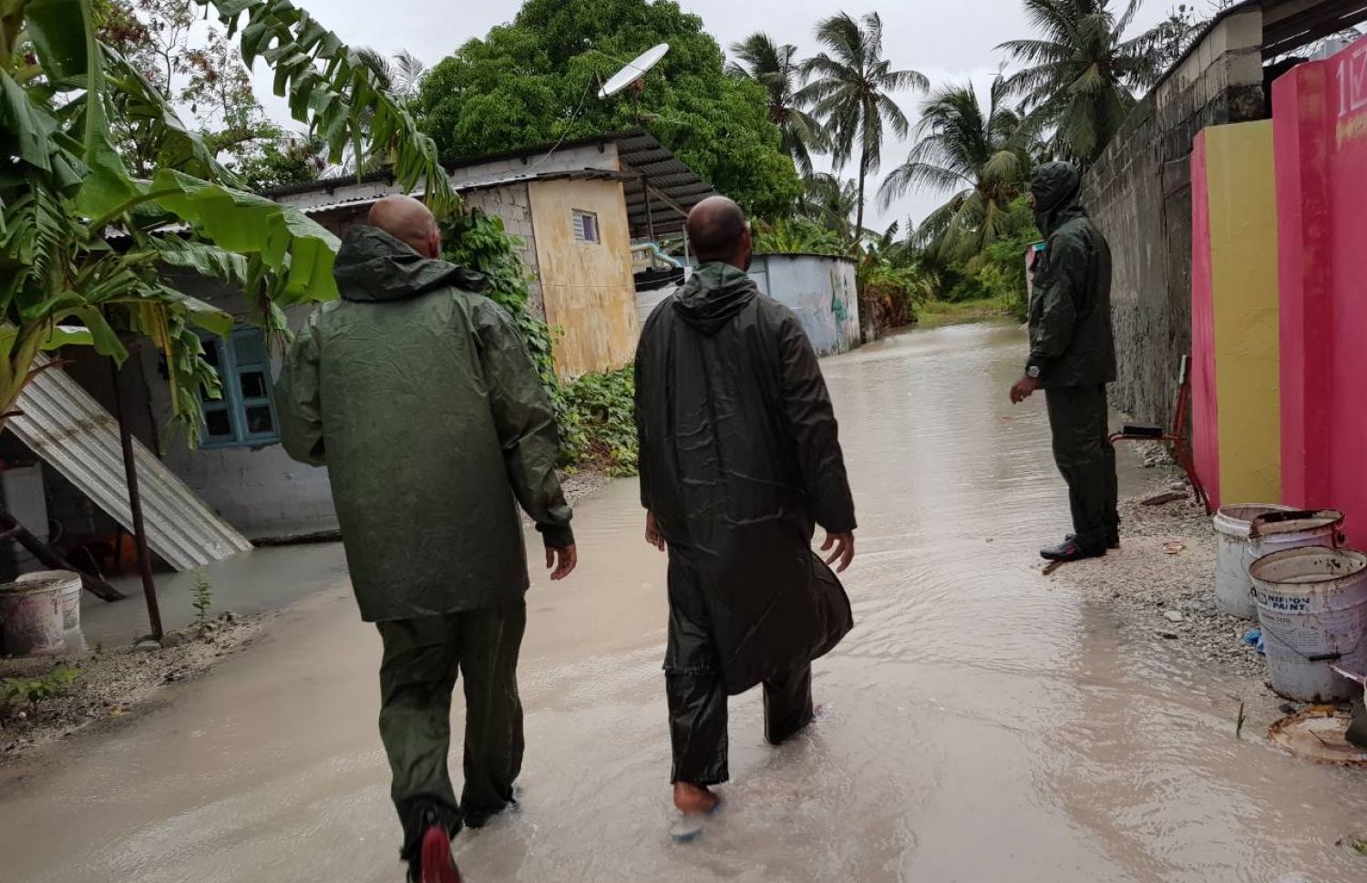 އައްޑޫގެ ރަށެއްގެ މަގުމަތީގައި ފެން ބޮޑުވެފައިވާއިރު، ސިފައިން އެ މަގުގައި ހަރަކާތްތެރިވަނީ.---ފޮޓޯ: އެމްއެންޑީއެފް