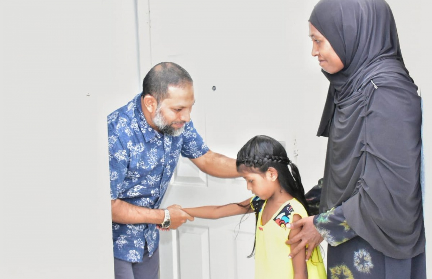އިމްރާން، އަބްދުﷲގެ އާއިލާއާ މިއަދު ބައްދަލުކުރައްވަނީ.---ފޮޓޯ: އަދާލަތު ޕާޓީ