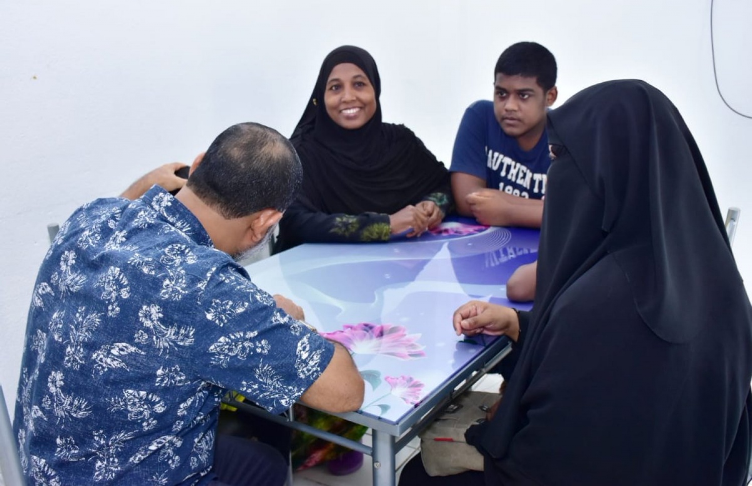 އިމްރާންގެ ދެކަނބަލުން، އަބްދުﷲގެ އާއިލާއާ މިއަދު ބައްދަލުކުރައްވަނީ.---ފޮޓޯ: އަދާލަތު ޕާޓީ