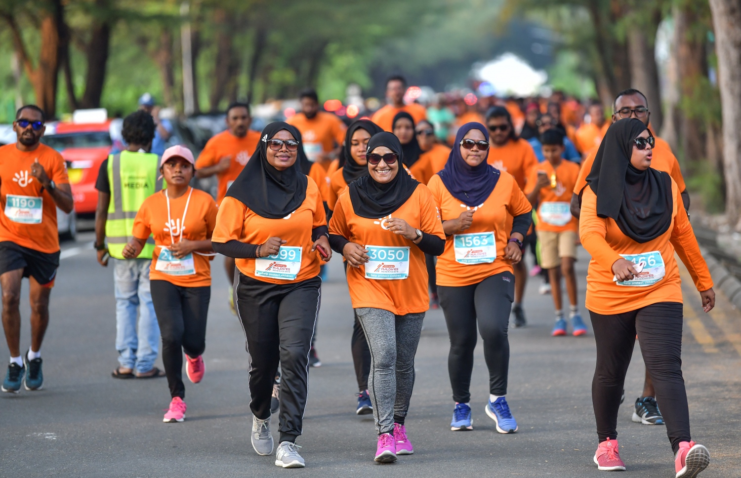 ދިރާގު ރޯޑު ރޭހުގައި ބައިވެރިވި ބައެއް ދުވުންތެރިން ދުވަނީ.-- ފޮޓޯ: ނިޝާން އަލީ/ މިހާރު