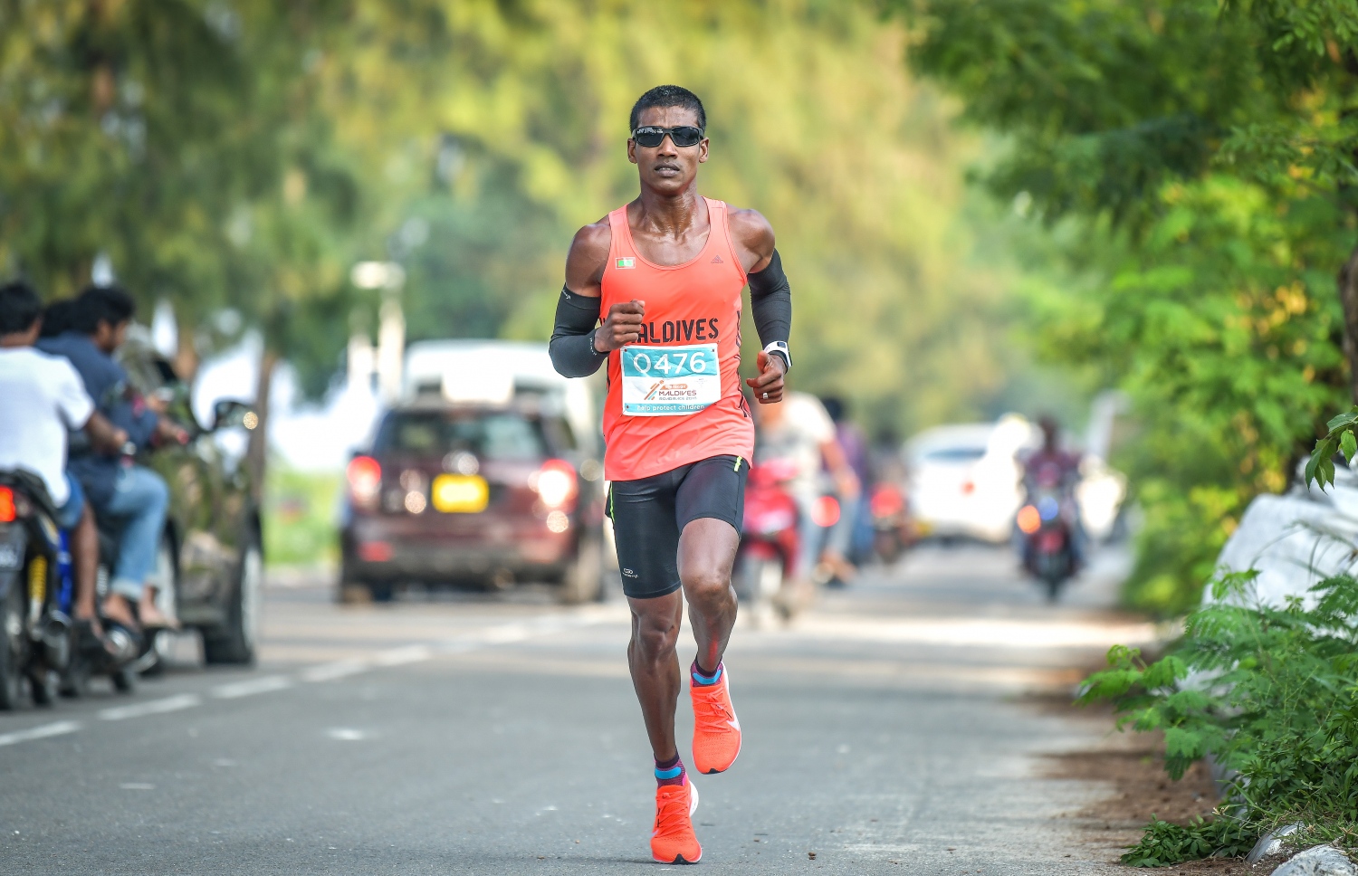 މިދިއަ އަހަރުގެ ދިރާގު ރޭހުގެ 10 ކިލޯމީޓަރުގެ އެއްވަނަ ދުވުންތެރިޔާ ހުސެއިން ފަޒީލް ދުވަނީ: މިކަހަލަ ވަރުގަދަ ދުވުންތެރިން ރޭހަށް ނުކުންނަނީ ހުއްޓުމެއް ނެތި، އެތައް މަހެއްގެ އެކި ތަމްރީންތަކަށް ފަހު. --ފޮޓޯ: ނިޝާން އަލީ/ މިހާރު