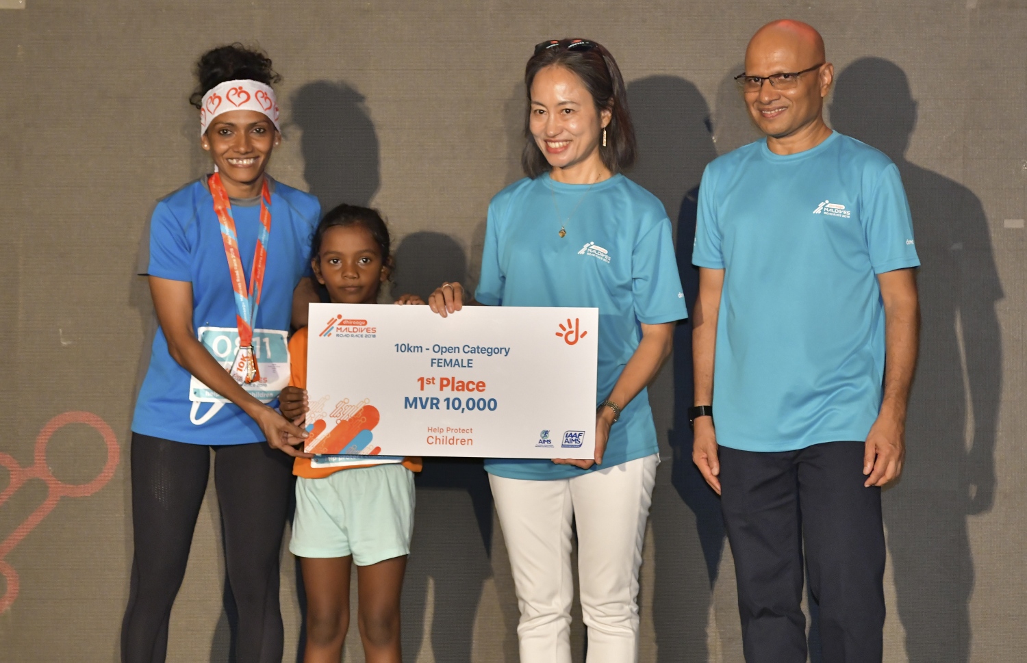 10 ކިލޯމީޓަރުގެ އަންހެން ބައިން އެއް ވަނަ ހޯދި މަރީ ސެޓްފިކެޓާ ހަވާލުވަނީ.-- ފޮޓޯ: އަހުމަދު ނިޝާތު/ މިހާރު