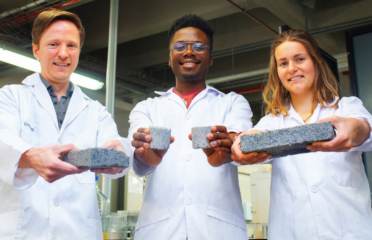 އިންސާނުންގެ ކުޑަކަމުދާ ތަކެތި ބޭނުންކޮށްގެން ގައު ތައުޔާރު ކުރި ޓީމްގައި ބައެއް ގައުތަކެއް ދައްކައިލަނީ.