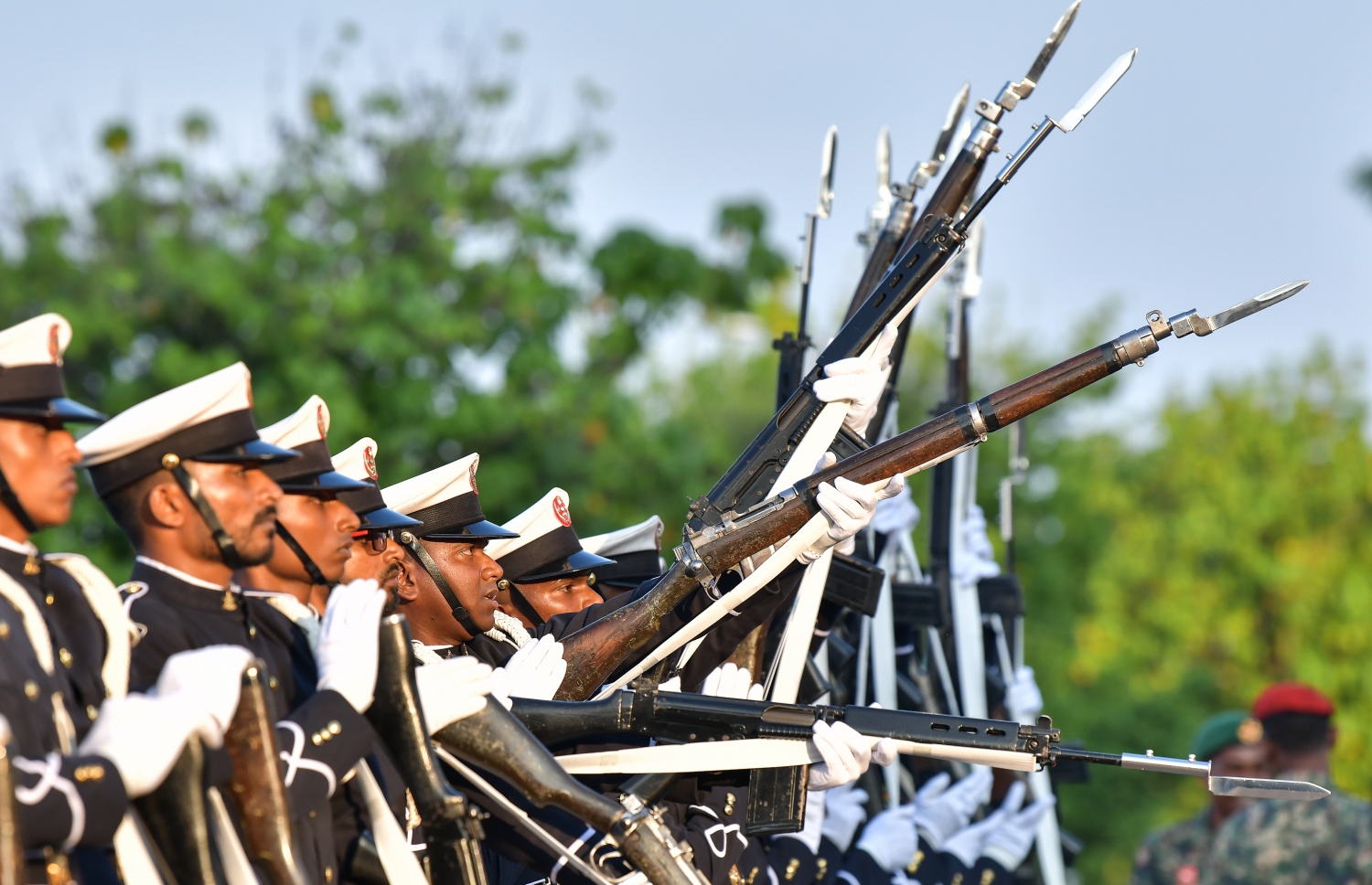 މާލެ: ނޮވެމްބަރު 3، 2018: ނަސްރުގެ ދުވަހުގެ މުނާސަބަތުގައި މިއަދު ހަވީރު އެމްއެންޑީއެފުން ޖުމްހޫރީ މައިދާނުގައި ބޭއްވި މިއުޒިކަލް ޑްރިލްގައި ސިފައިން ހެވިކަމުގެ ހަރަކާތްތަކެއް ދައްކާލަނީ : ފޮޓޯ: ނިޝާން އަލީ/މިހާރު