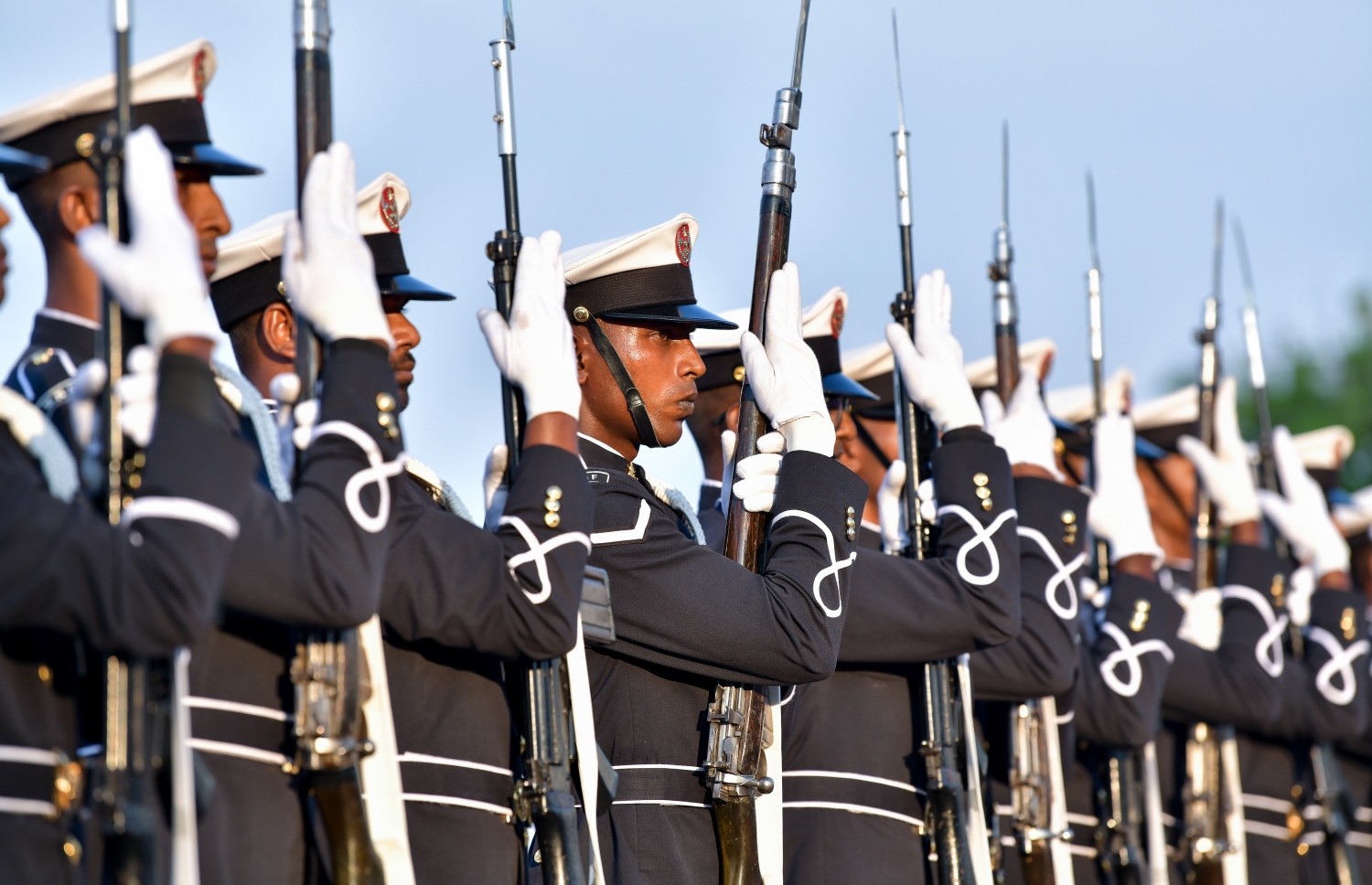 މާލެ: ނޮވެމްބަރު 3، 2018- މި އަހަރުގެ ނަސްރުގެ ދުވަހުގެ މުނާސަބަތުގައި އެމްއެންޑީއެފުން މިއަދު ހަވީރު ޖުމްހޫރީ މައިދާނުގައި ބޭއްވި މިއުޒިކަލް ޑްރިލްގައި ސިފައިންގެ ހެވިކަމުގެ ހަރަކާތްތަކެއް ދައްކާލަނީ.--- ފޮޓޯ: ނިޝާން އަލީ/މިހާރު