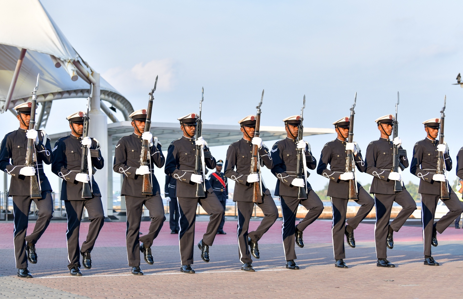 މާލެ: ނޮވެމްބަރު 3، 2018- މި އަހަރުގެ ނަސްރުގެ ދުވަހުގެ މުނާސަބަތުގައި އެމްއެންޑީއެފުން މިއަދު ހަވީރު ޖުމްހޫރީ މައިދާނުގައި ބޭއްވި މިއުޒިކަލް ޑްރިލްގައި ސިފައިންގެ ހެވިކަމުގެ ހަރަކާތްތަކެއް ދައްކާލަނީ.--- ފޮޓޯ: ނިޝާން އަލީ/މިހާރު