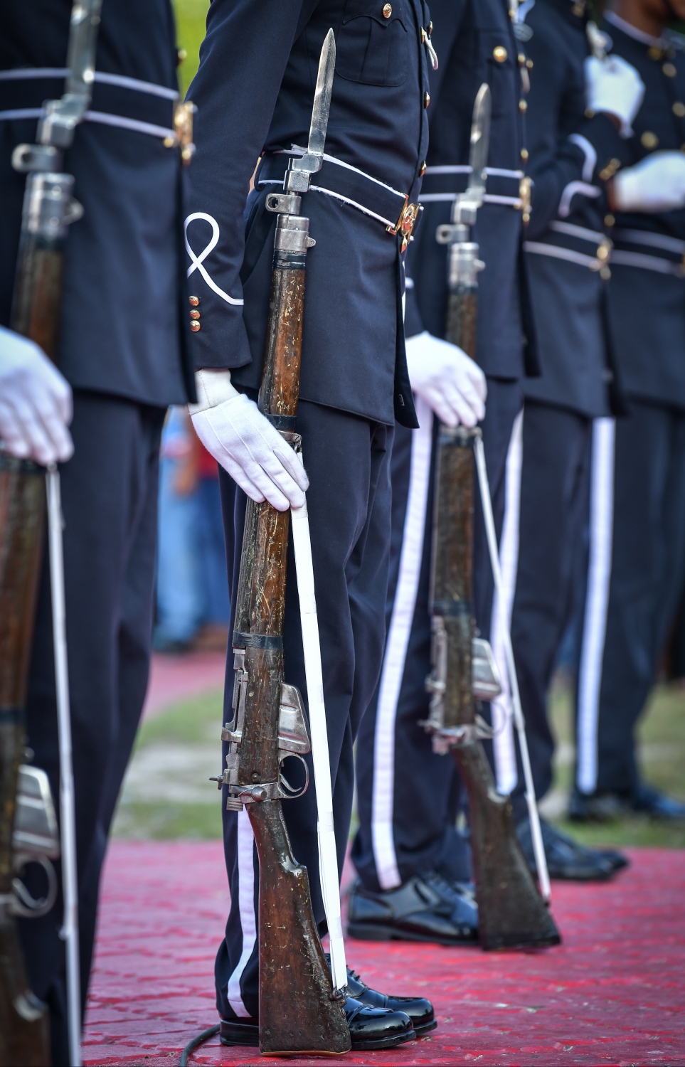 މާލެ: ނޮވެމްބަރު 3، 2018- މި އަހަރުގެ ނަސްރުގެ ދުވަހުގެ މުނާސަބަތުގައި އެމްއެންޑީއެފުން މިއަދު ހަވީރު ޖުމްހޫރީ މައިދާނުގައި ބޭއްވި މިއުޒިކަލް ޑްރިލްގައި ސިފައިންގެ ހެވިކަމުގެ ހަރަކާތްތަކެއް ދައްކާލަނީ.--- ފޮޓޯ: ނިޝާން އަލީ/މިހާރު