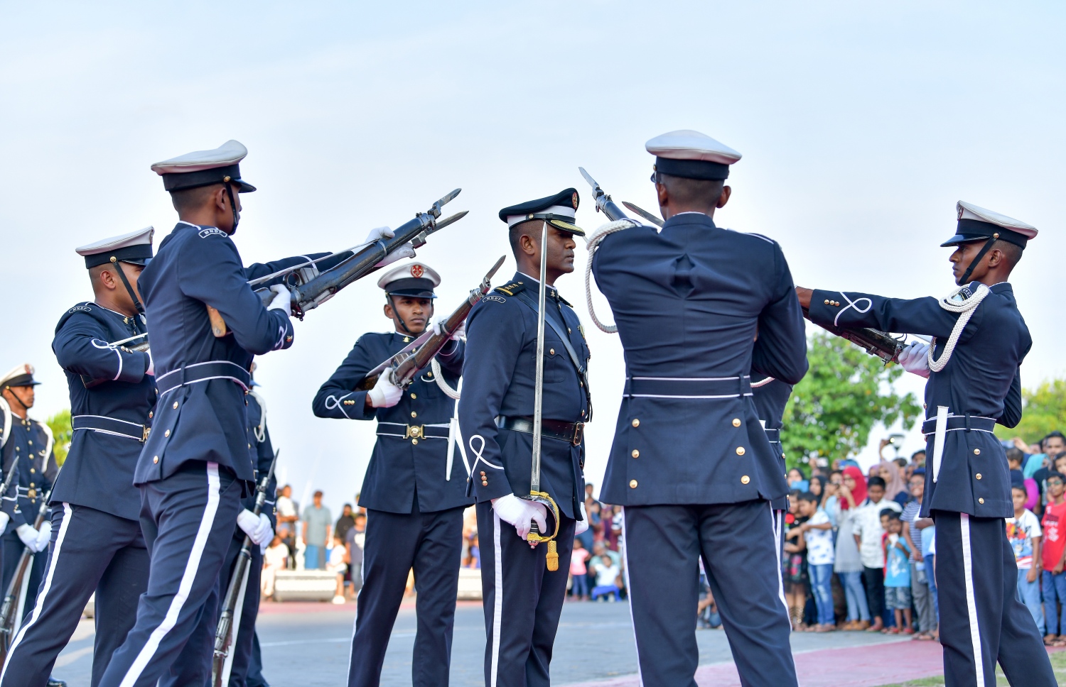 މާލެ: ނޮވެމްބަރު 3، 2018- މި އަހަރުގެ ނަސްރުގެ ދުވަހުގެ މުނާސަބަތުގައި އެމްއެންޑީއެފުން މިއަދު ހަވީރު ޖުމްހޫރީ މައިދާނުގައި ބޭއްވި މިއުޒިކަލް ޑްރިލްގައި ސިފައިންގެ ހެވިކަމުގެ ހަރަކާތްތަކެއް ދައްކާލަނީ.--- ފޮޓޯ: ނިޝާން އަލީ/މިހާރު