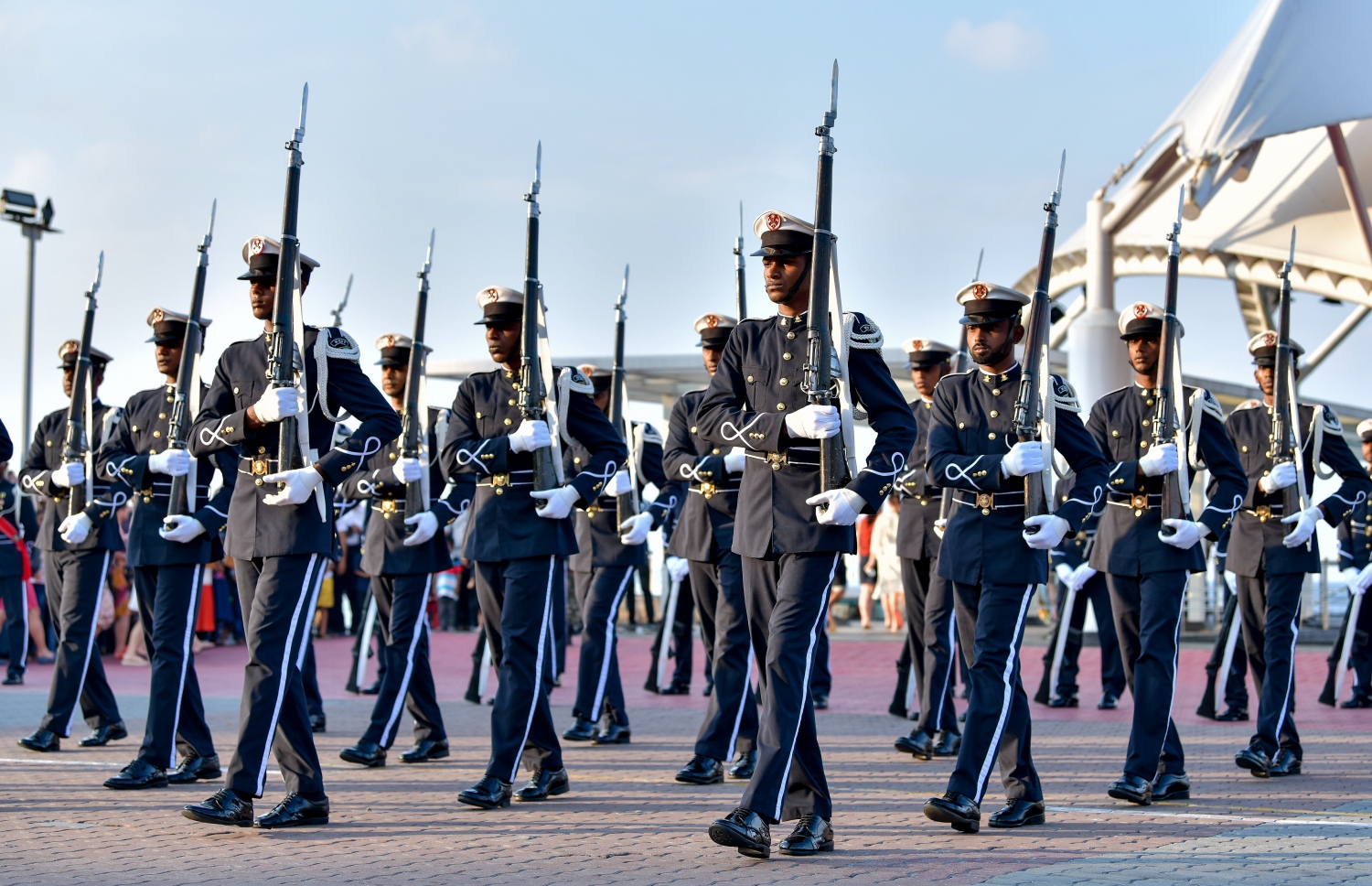 މާލެ: ނޮވެމްބަރު 3، 2018- މި އަހަރުގެ ނަސްރުގެ ދުވަހުގެ މުނާސަބަތުގައި އެމްއެންޑީއެފުން މިއަދު ހަވީރު ޖުމްހޫރީ މައިދާނުގައި ބޭއްވި މިއުޒިކަލް ޑްރިލްގައި ސިފައިންގެ ހެވިކަމުގެ ހަރަކާތްތަކެއް ދައްކާލަނީ.--- ފޮޓޯ: ނިޝާން އަލީ/މިހާރު