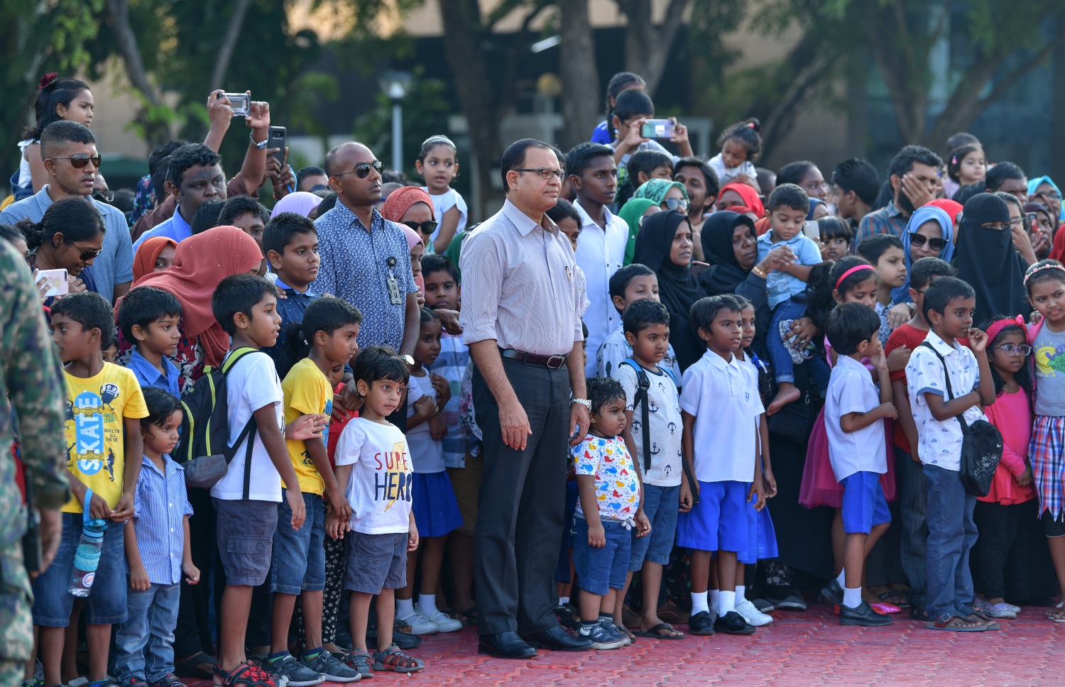 މާލެ: ނޮވެމްބަރު 3، 2018- މި އަހަރުގެ ނަސްރުގެ ދުވަހުގެ މުނާސަބަތުގައި އެމްއެންޑީއެފުން މިއަދު ހަވީރު ޖުމްހޫރީ މައިދާނުގައި ބޭއްވި މިއުޒިކަލް ޑްރިލްގައި ސިފައިންގެ ހެވިކަމުގެ ހަރަކާތްތައް، ޑިފެންސް މިނިސްޓަރު އާދަމް ޝަރީފް ބައެއް އާންމުންނާއި ކުޑަކުދިންނާ އެކު ބައްލަވައިލައްވަނީ.--- ފޮޓޯ: ނިޝާން އަލީ/މިހާރު