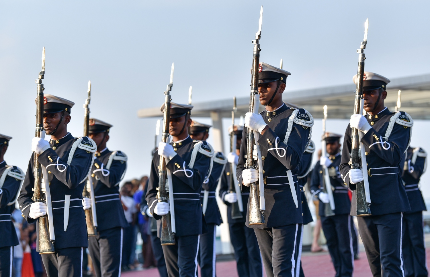 މާލެ: ނޮވެމްބަރު 3، 2018- މި އަހަރުގެ ނަސްރުގެ ދުވަހުގެ މުނާސަބަތުގައި އެމްއެންޑީއެފުން މިއަދު ހަވީރު ޖުމްހޫރީ މައިދާނުގައި ބޭއްވި މިއުޒިކަލް ޑްރިލްގައި ސިފައިންގެ ހެވިކަމުގެ ހަރަކާތްތަކެއް ދައްކާލަނީ.--- ފޮޓޯ: ނިޝާން އަލީ/މިހާރު